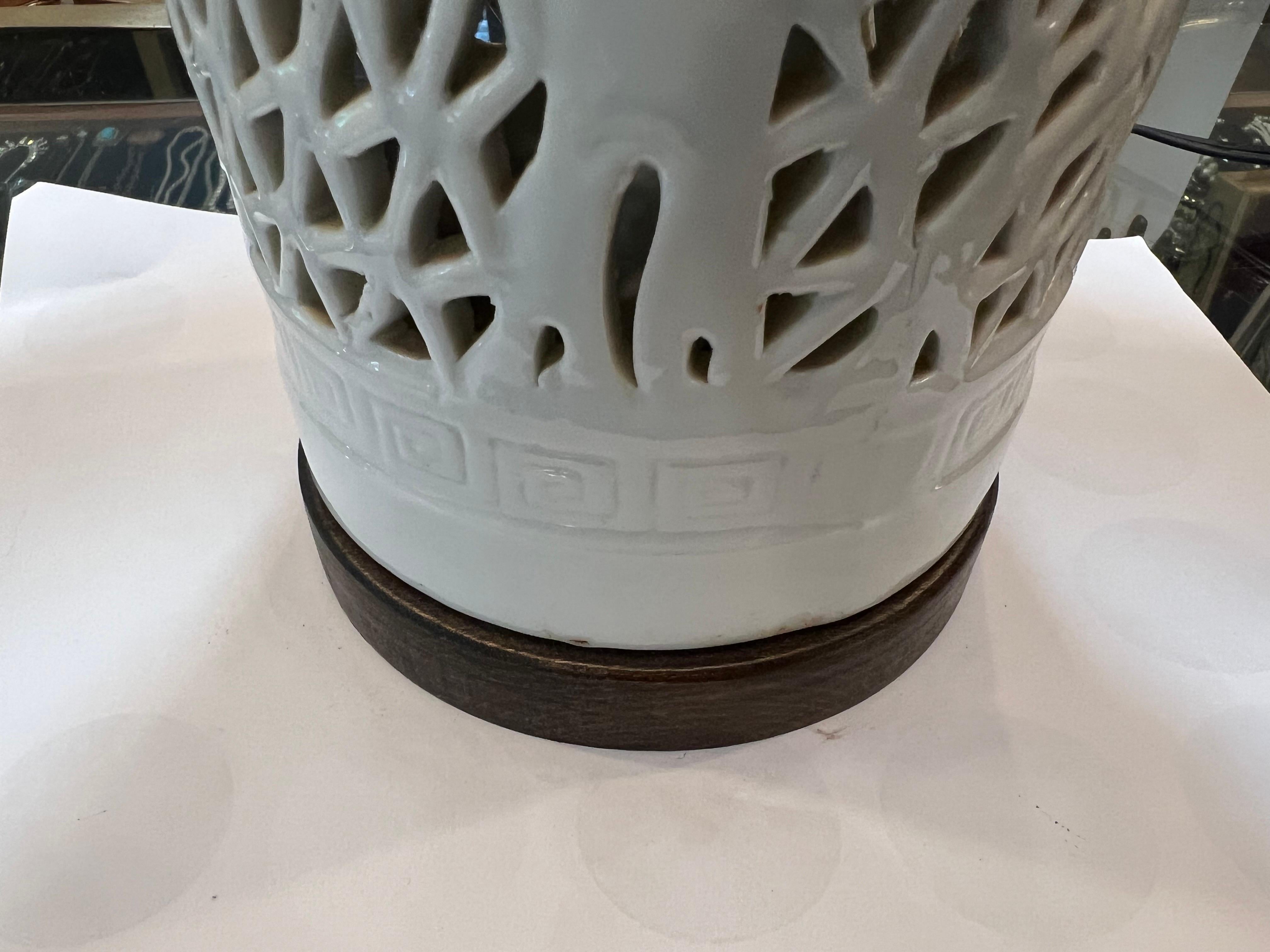 Chinoiserie-Lampe aus durchbrochenem Porzellan im Angebot 7