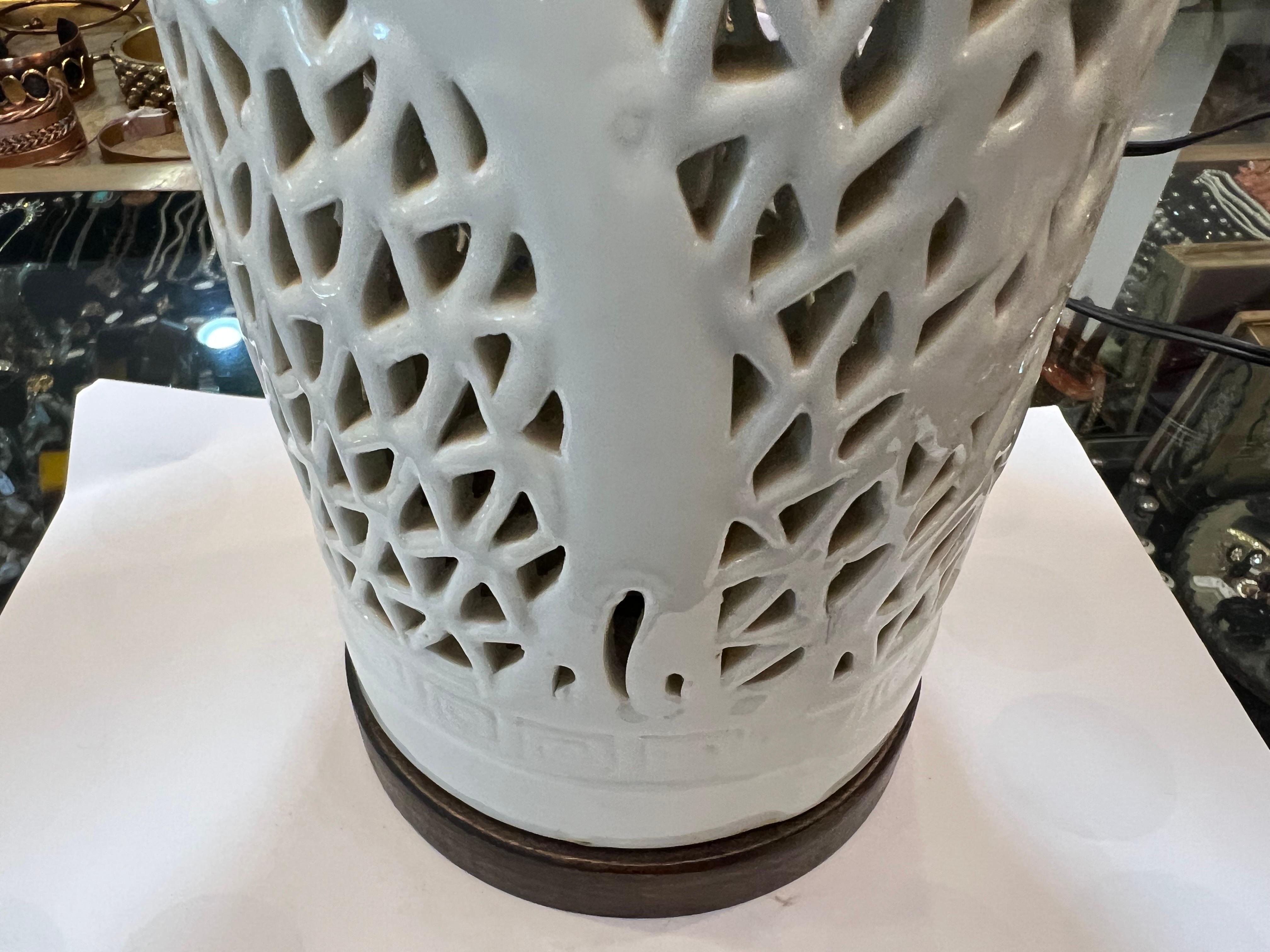Chinoiserie-Lampe aus durchbrochenem Porzellan im Angebot 8