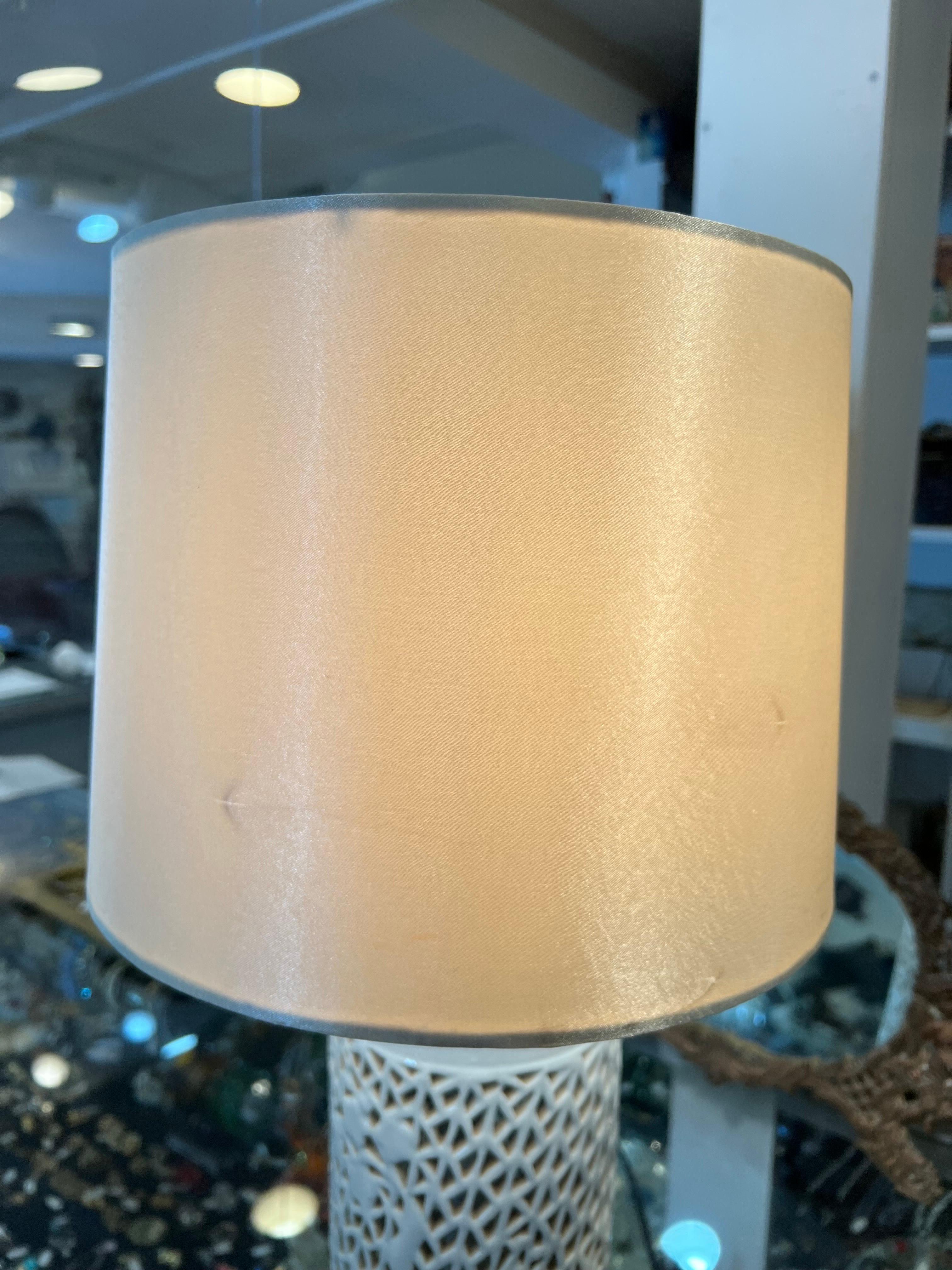 Chinoiserie-Lampe aus durchbrochenem Porzellan (Ende des 20. Jahrhunderts) im Angebot