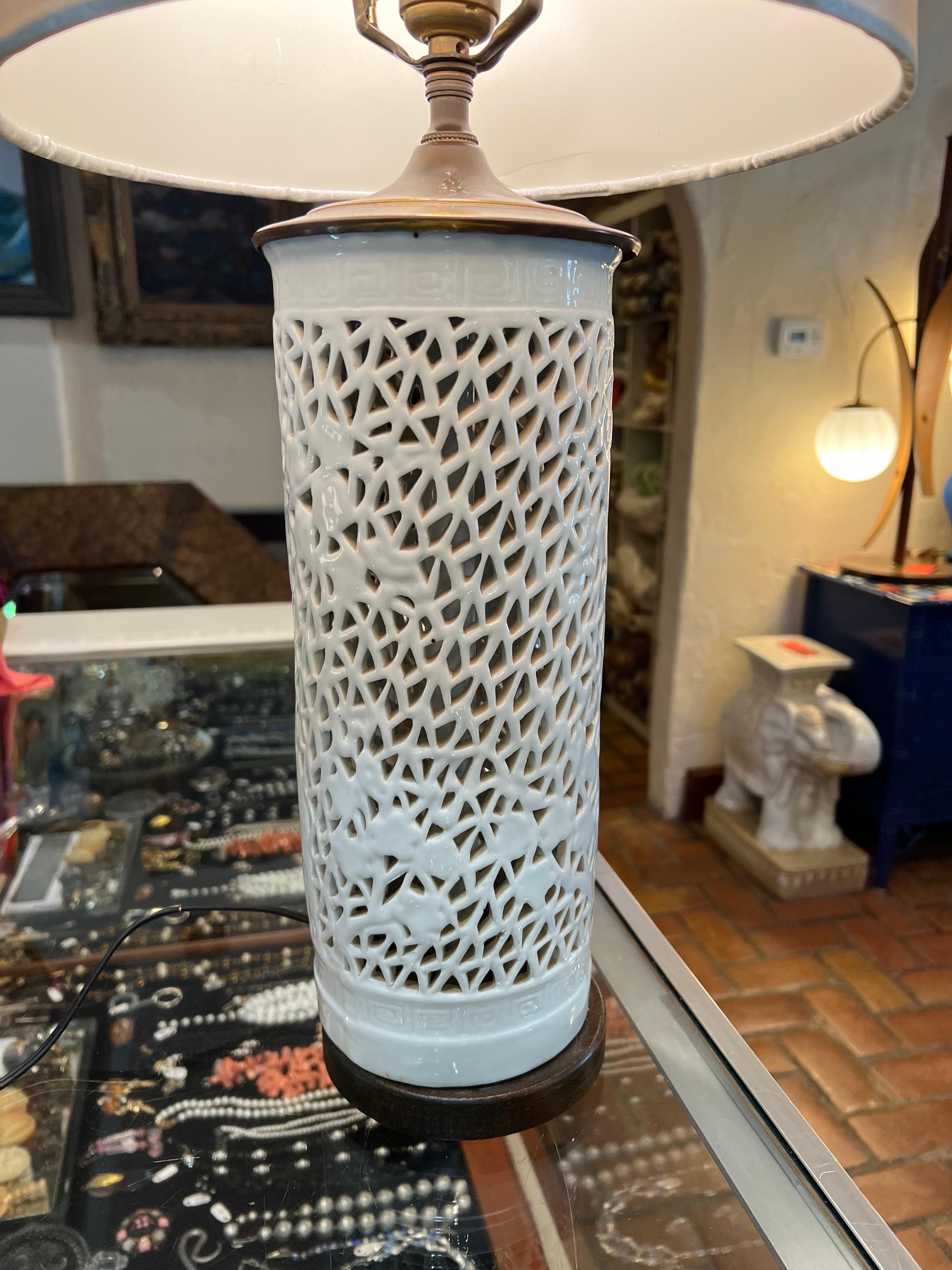 Chinoiserie-Lampe aus durchbrochenem Porzellan im Angebot 5