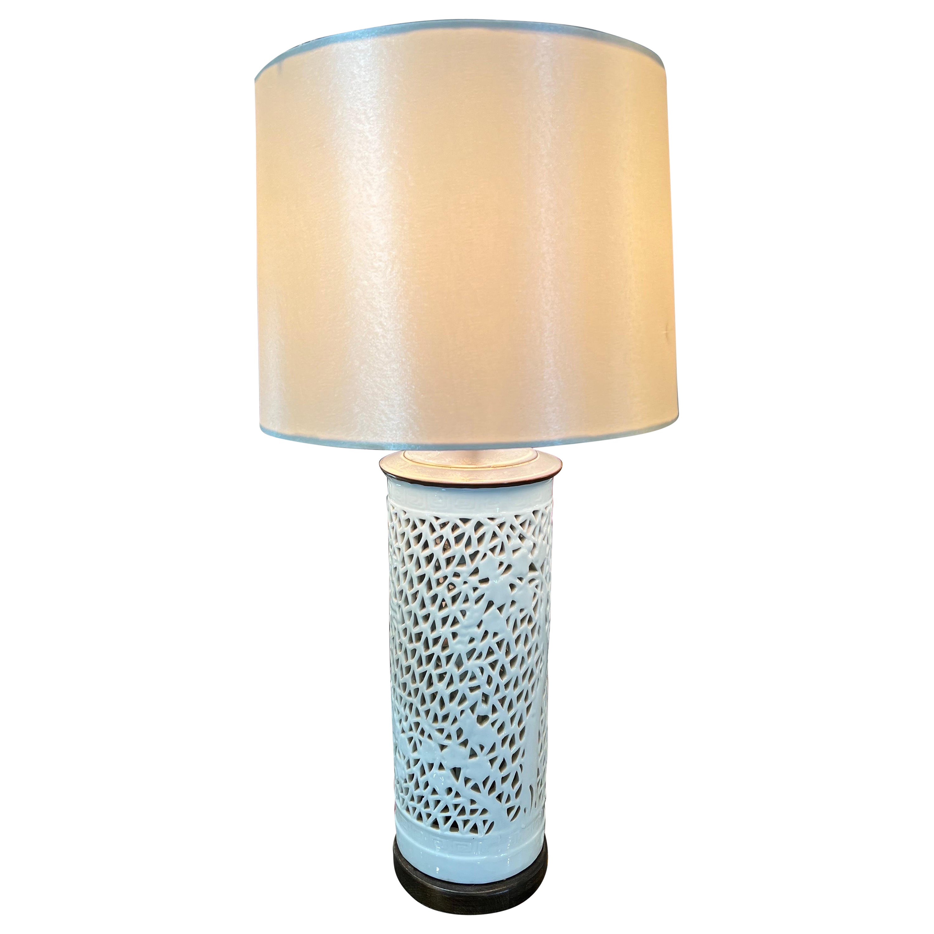 Lampe de style chinoiseries en porcelaine blanche percée