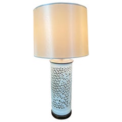 Lampe de style chinoiseries en porcelaine blanche percée