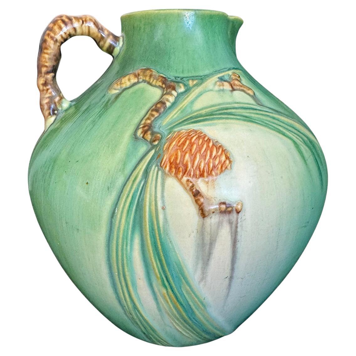 "White Pine Boughs", vaso Art Deco a forma di brocca con pigne in verde e marrone in vendita