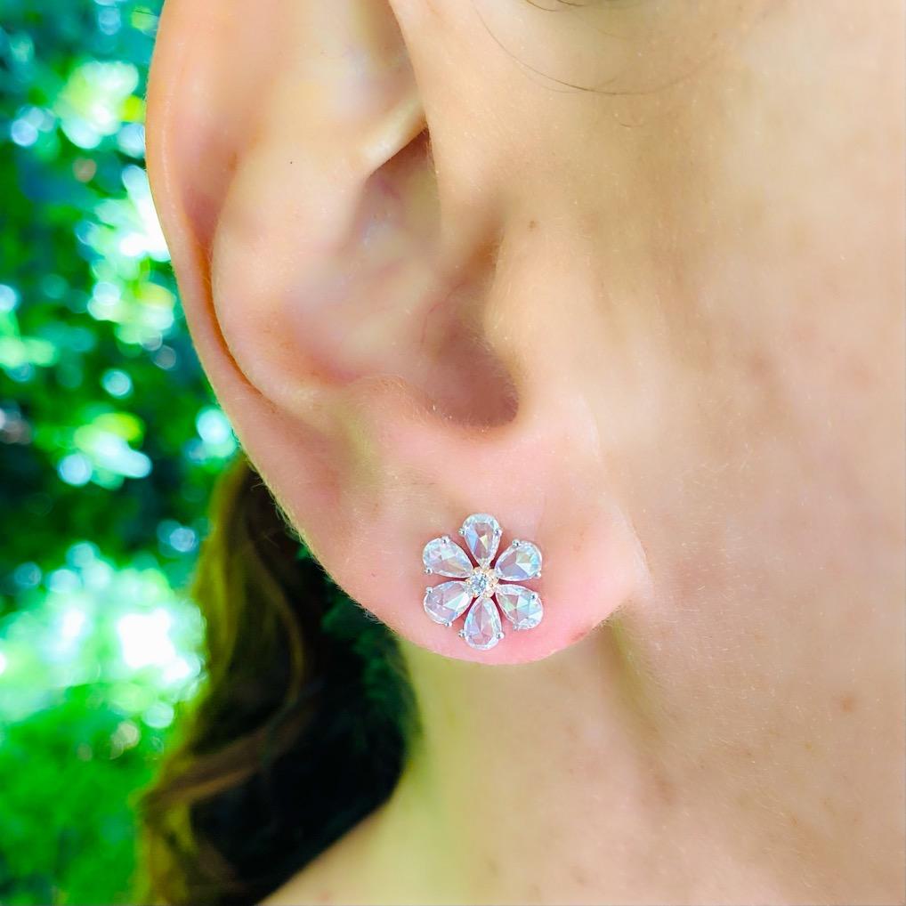 Taille poire Boucles d'oreilles florales en diamant blanc et rose en vente