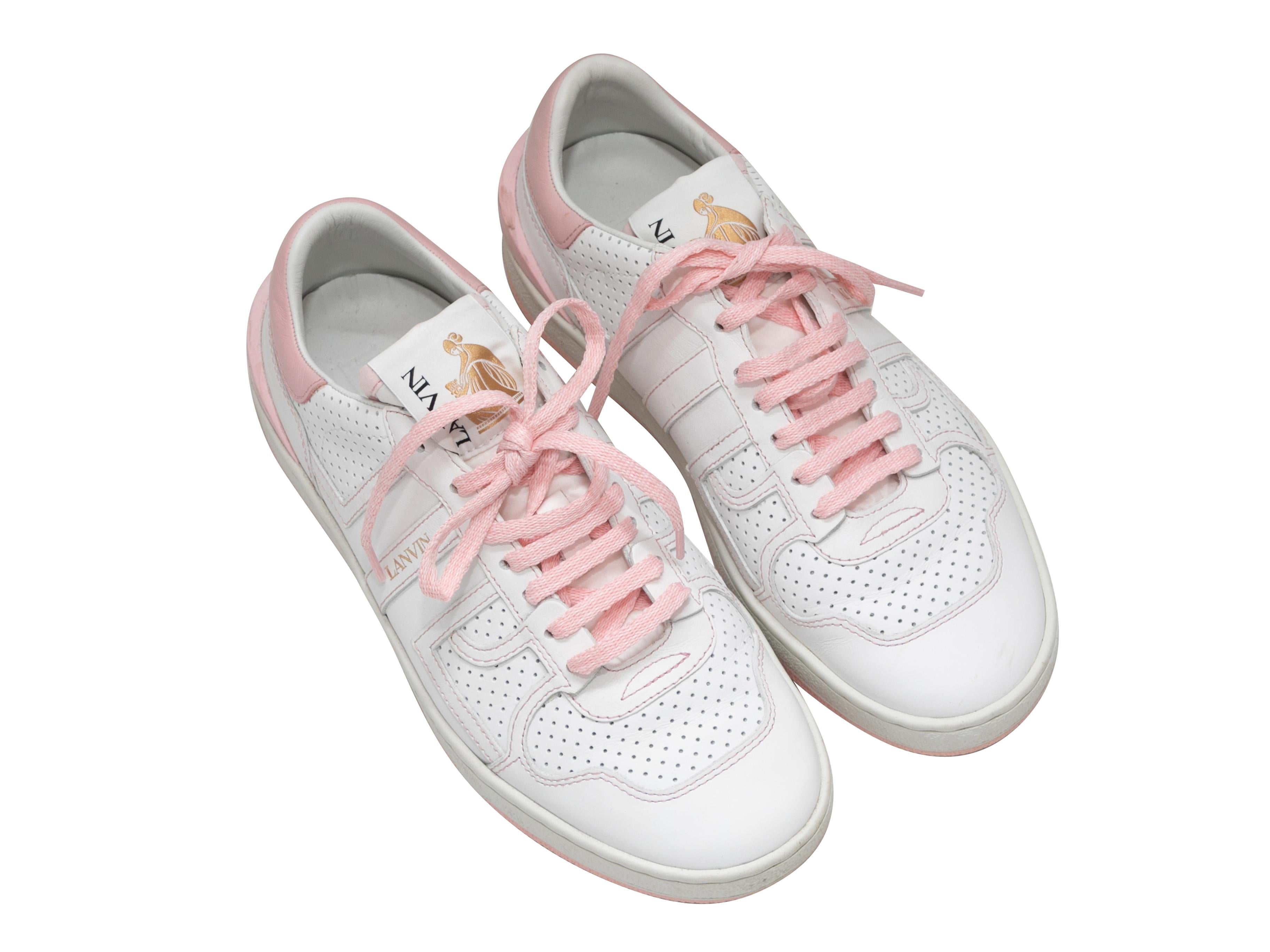 Sneakers basse in pelle bianca e rosa di Lanvin. Suole in gomma. Chiusura con lacci sulla parte superiore. Altezza plateau 1
