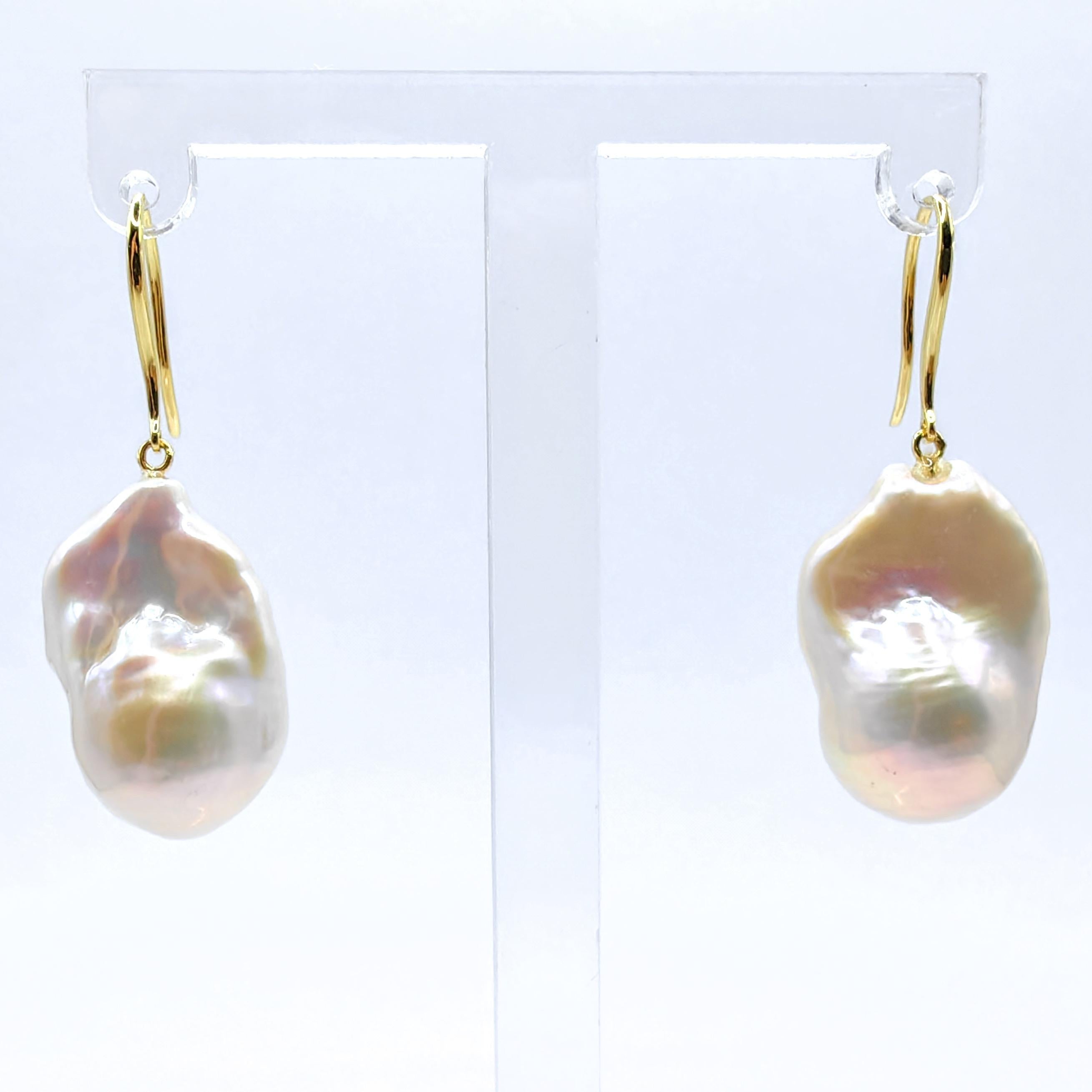 Eleganza sobria con i nostri orecchini a goccia di perle barocche, dove la bellezza naturale è al centro della scena. Questi raffinati orecchini sono caratterizzati da due perle barocche coltivate in acqua dolce del peso di 19,05 carati e 17,45