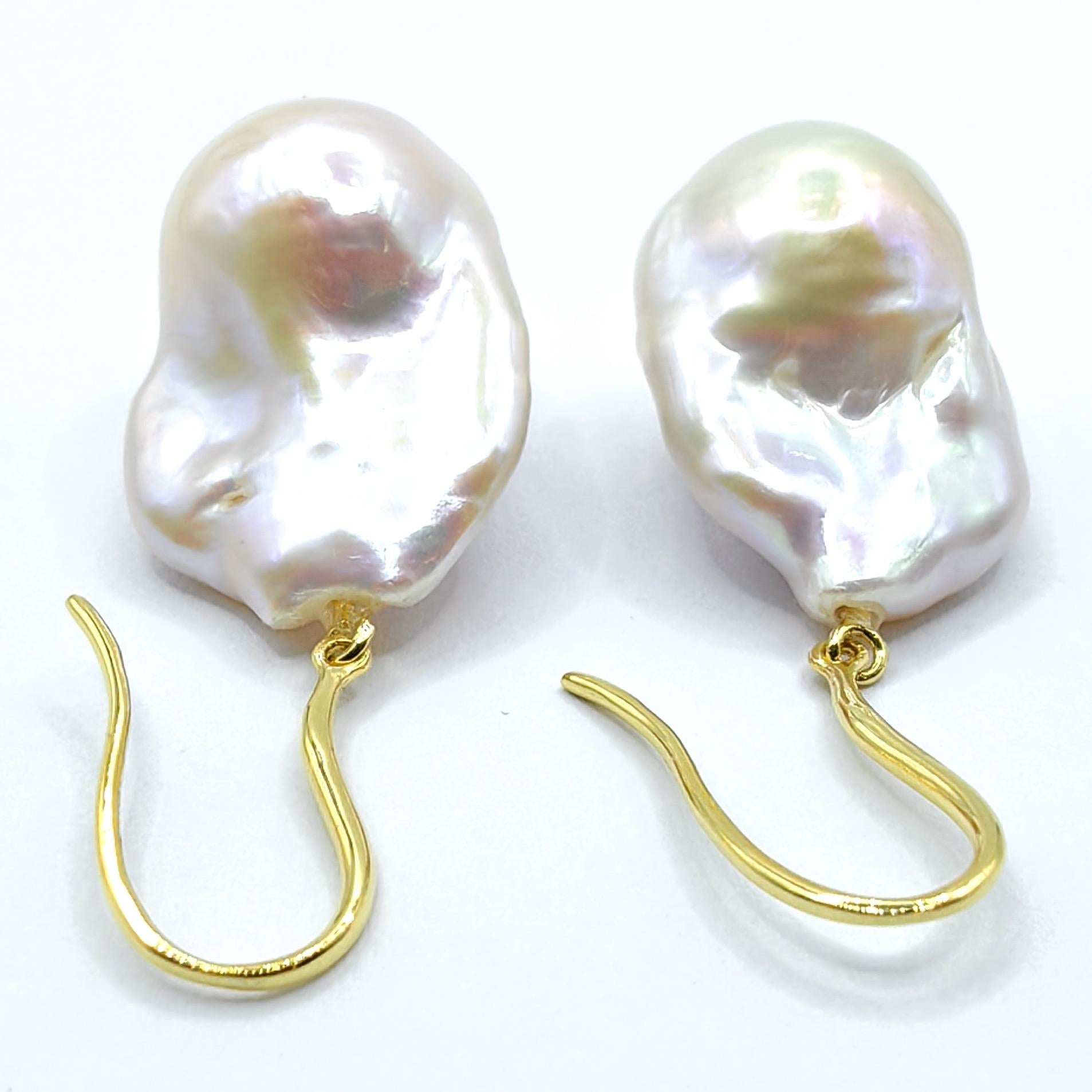 Orecchini a goccia di perle barocche bianche rosa-pesca con ganci francesi in oro giallo 18 carati in vendita 1