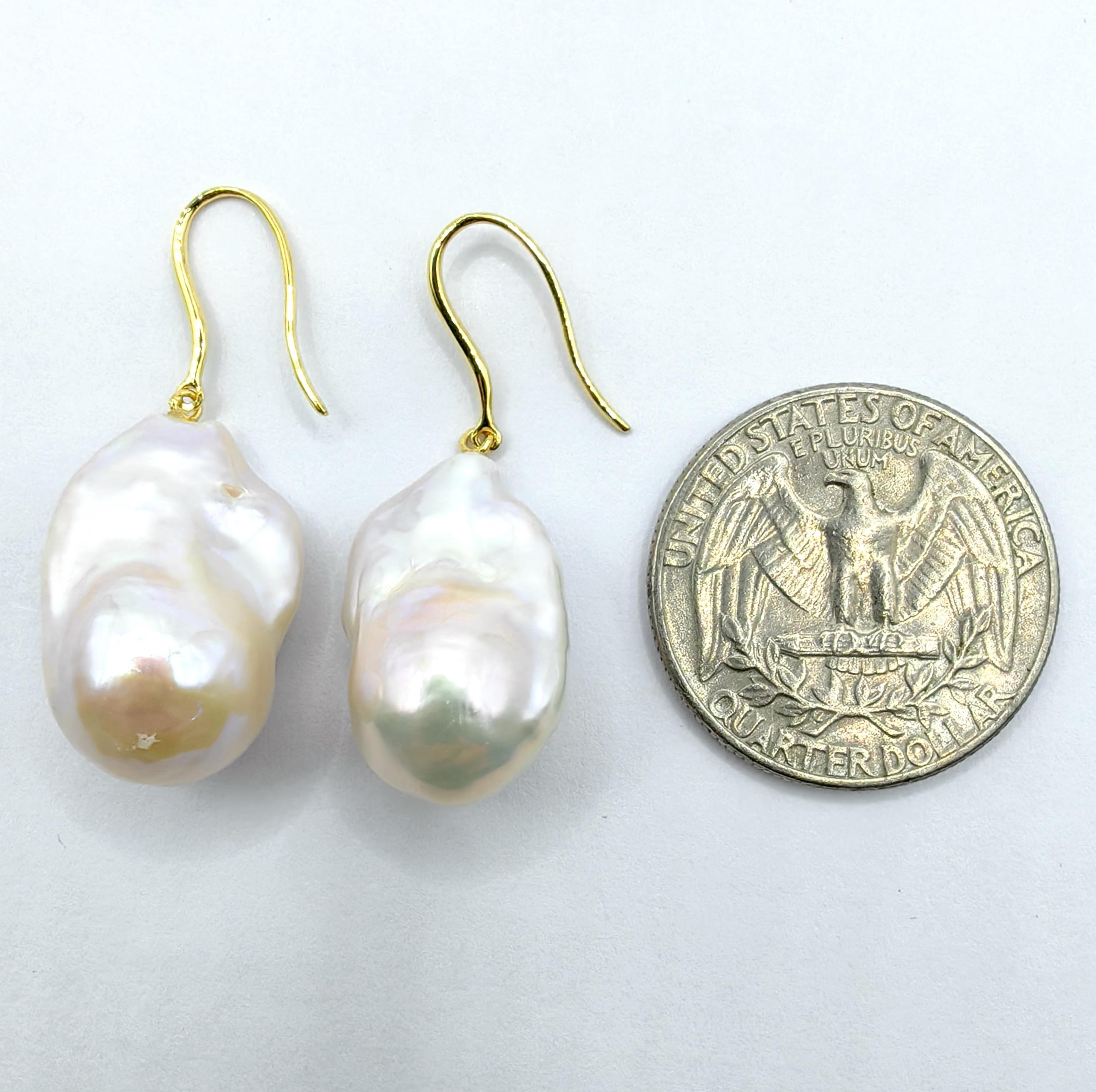 Orecchini a goccia di perle barocche bianche rosa-pesca con ganci francesi in oro giallo 18 carati in vendita 2
