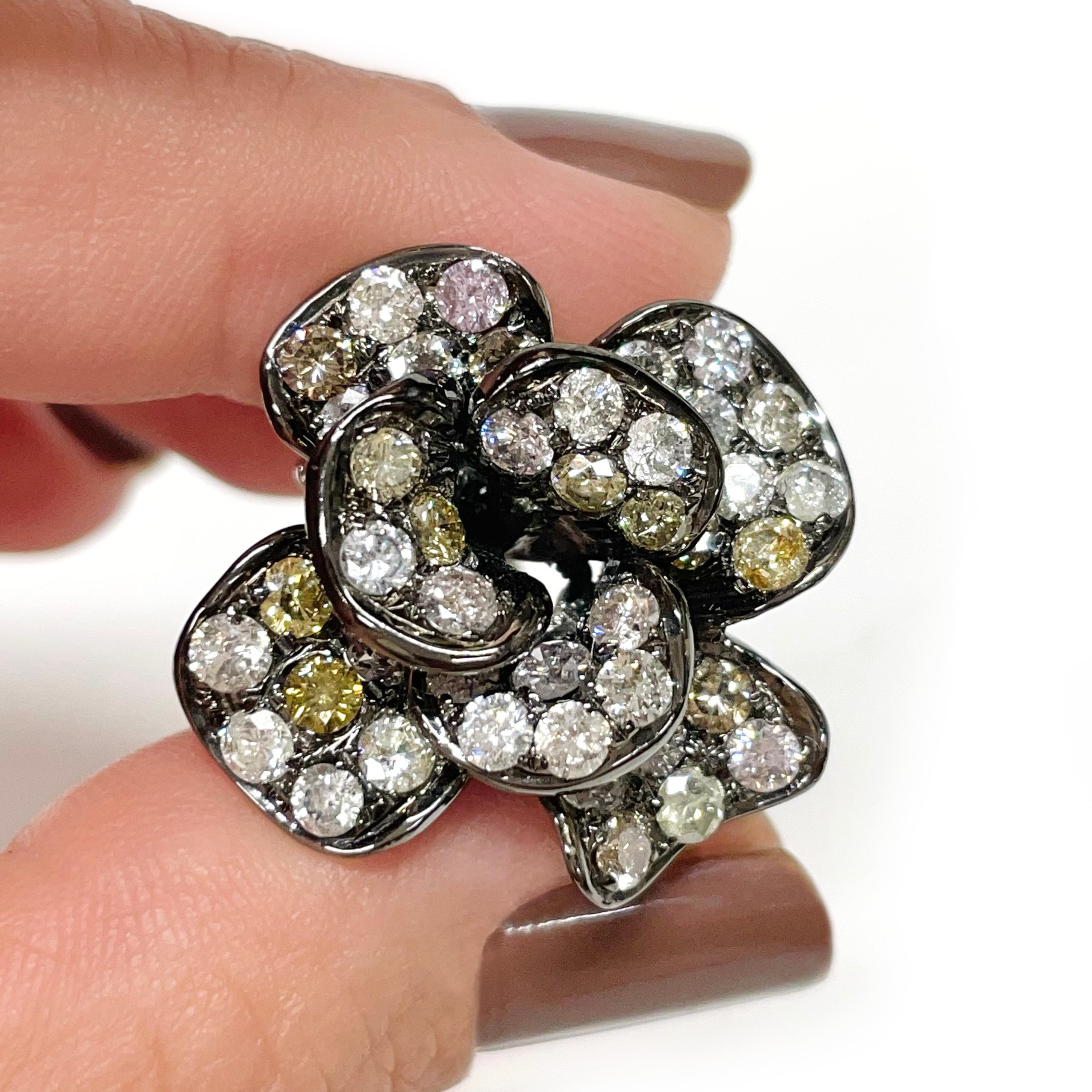 Anillo de Cóctel de Diamantes Blanco, Rosa, Amarillo y Champán en venta 4