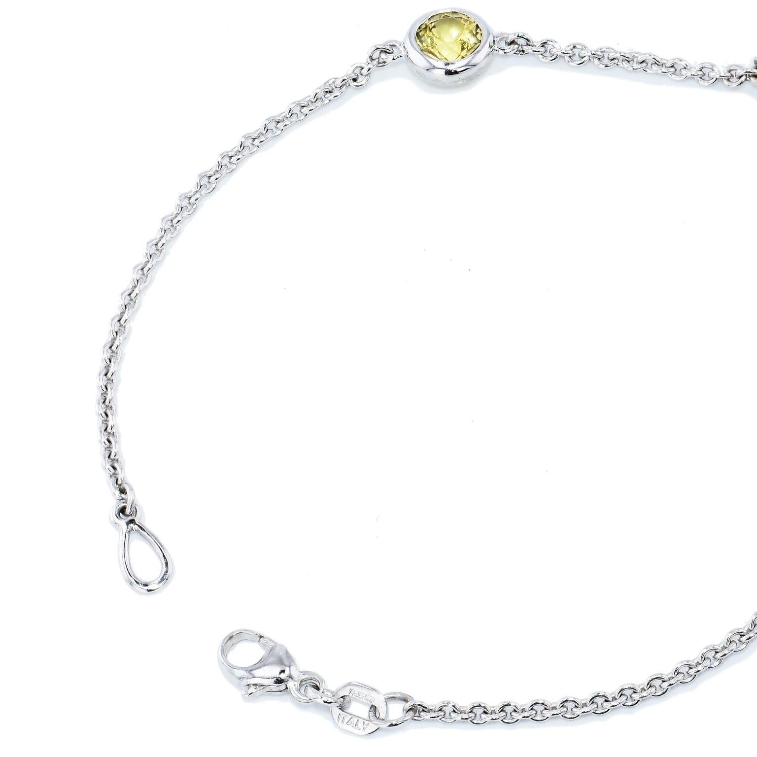 Taille brillant Bracelet lariat en or blanc 18 carats et saphirs blancs, roses et jaunes en vente