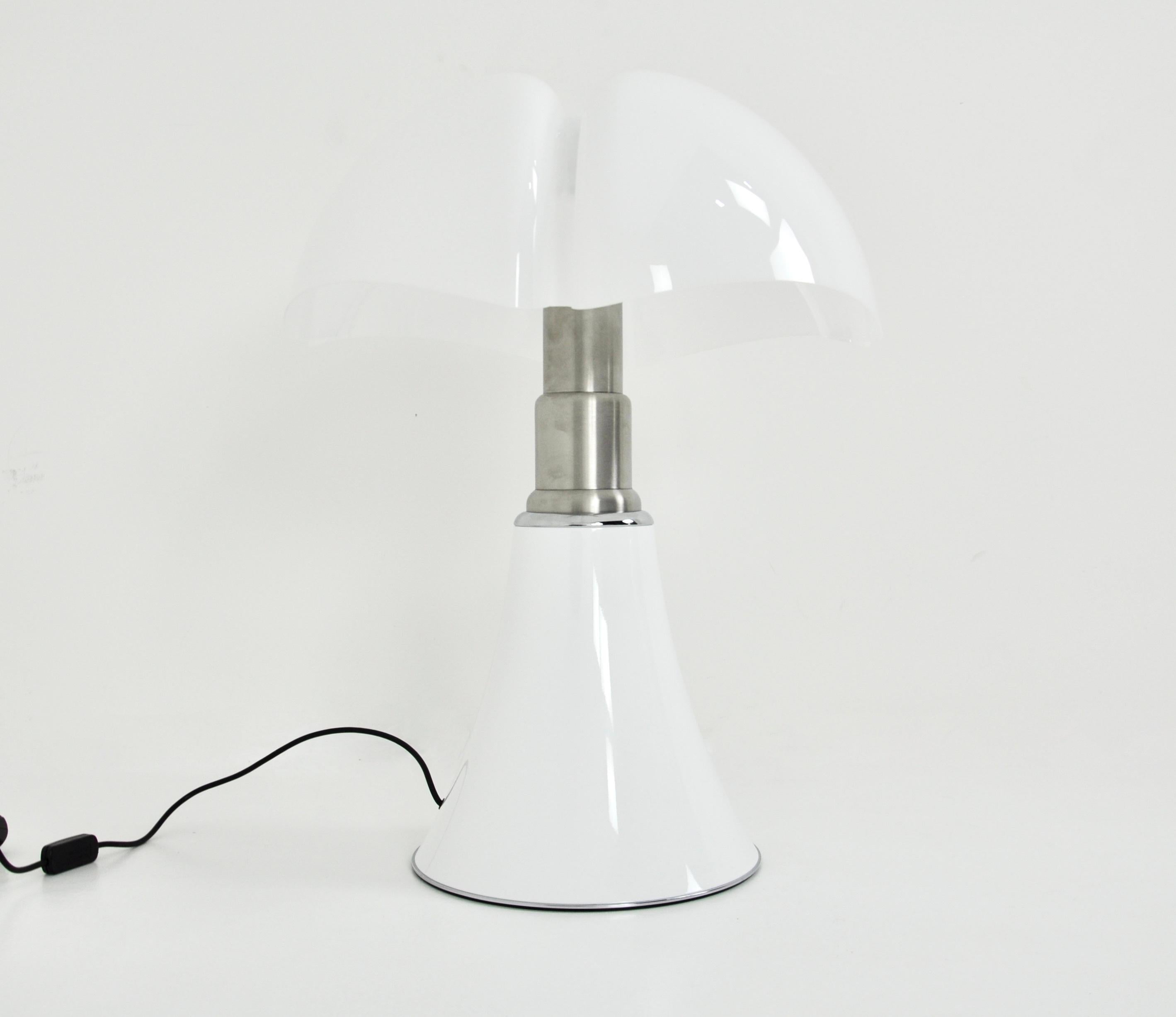 White Pipistrello Table Lamp by Gae Aulenti for Martinelli Luce For Sale 3
