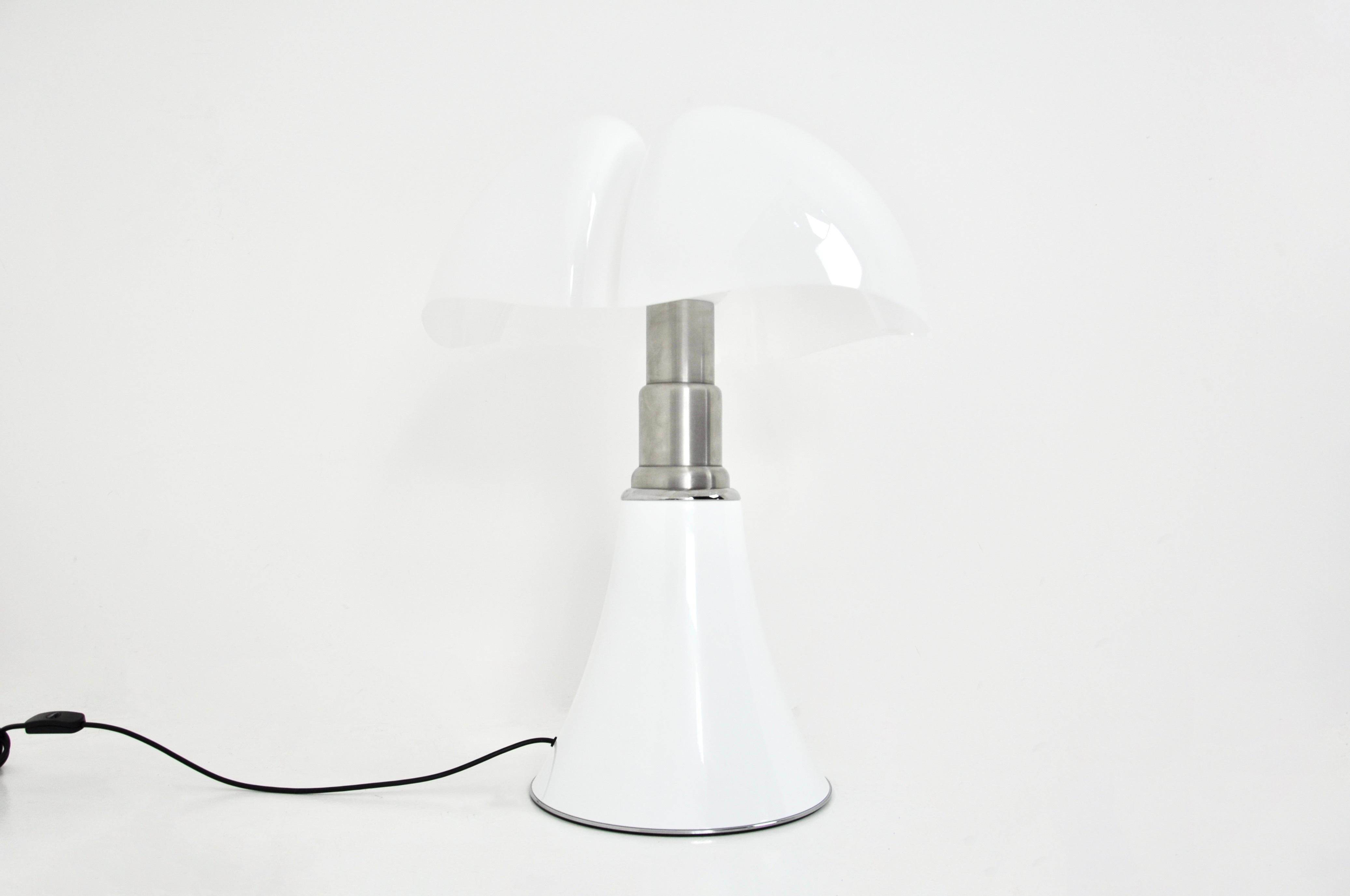 White Pipistrello Table Lamp by Gae Aulenti for Martinelli Luce 3