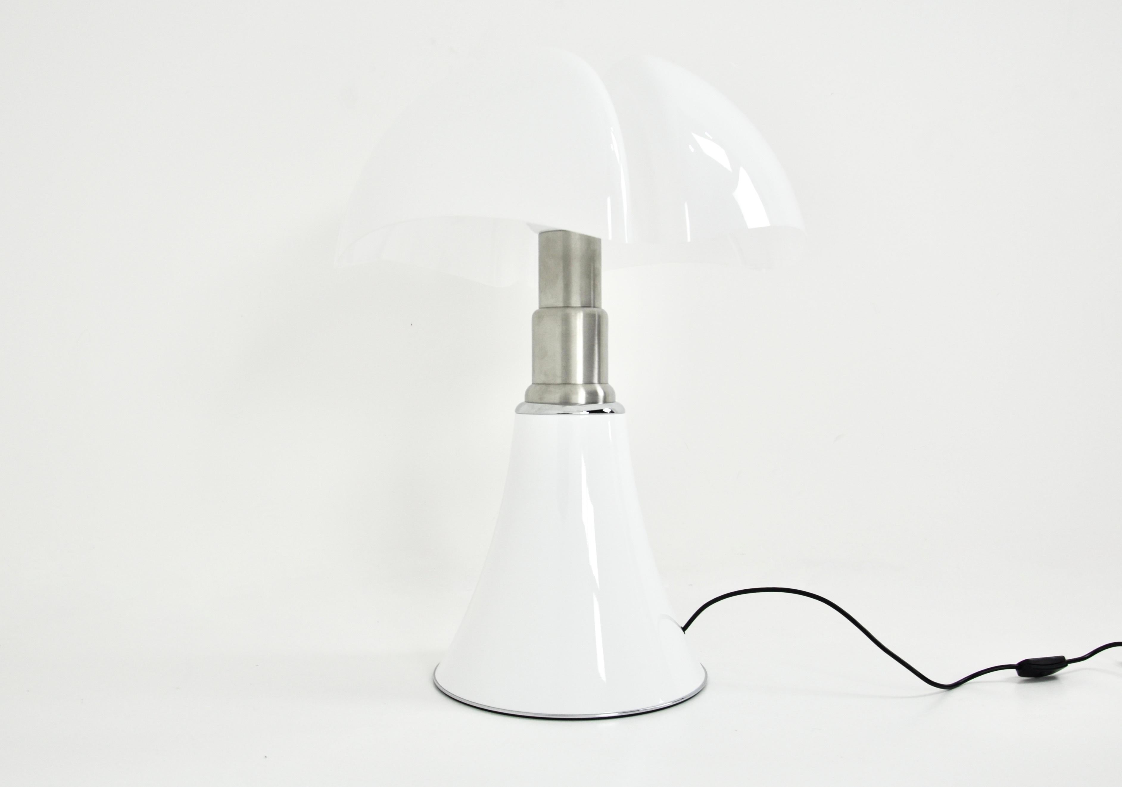 White Pipistrello Table Lamp by Gae Aulenti for Martinelli Luce For Sale 4