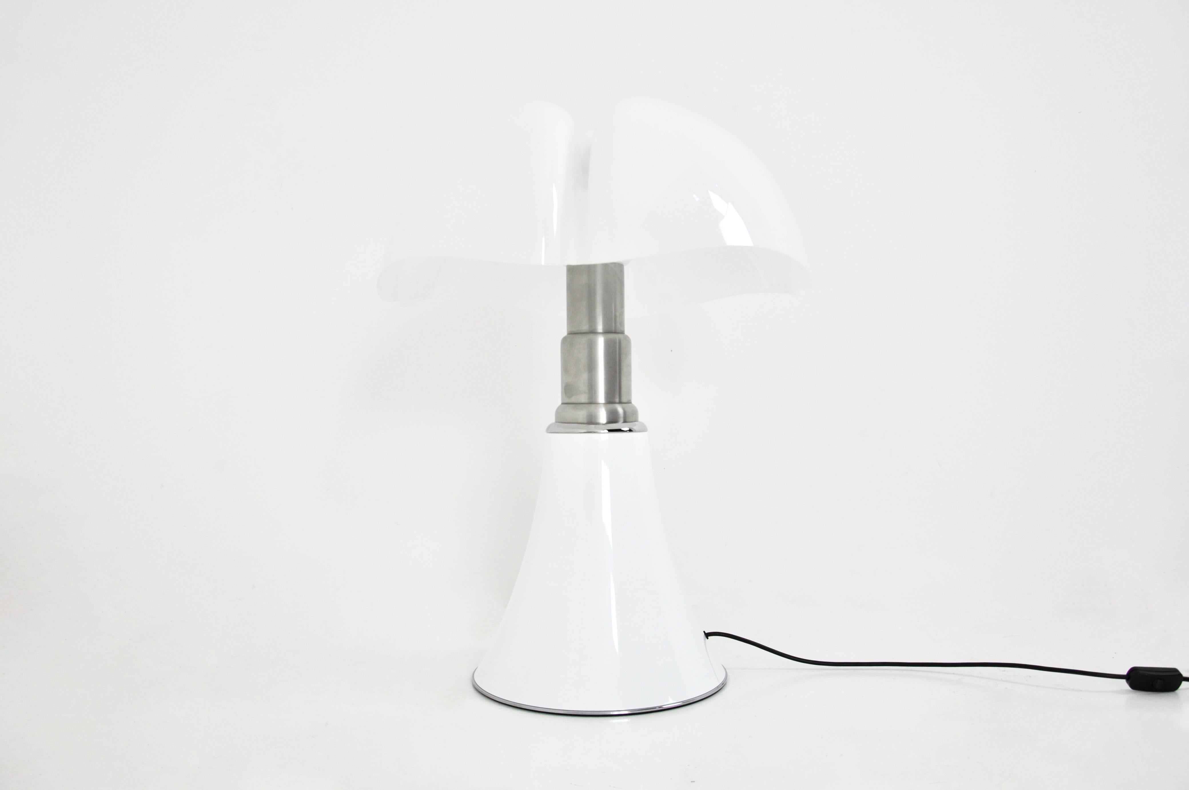 White Pipistrello Table Lamp by Gae Aulenti for Martinelli Luce 4