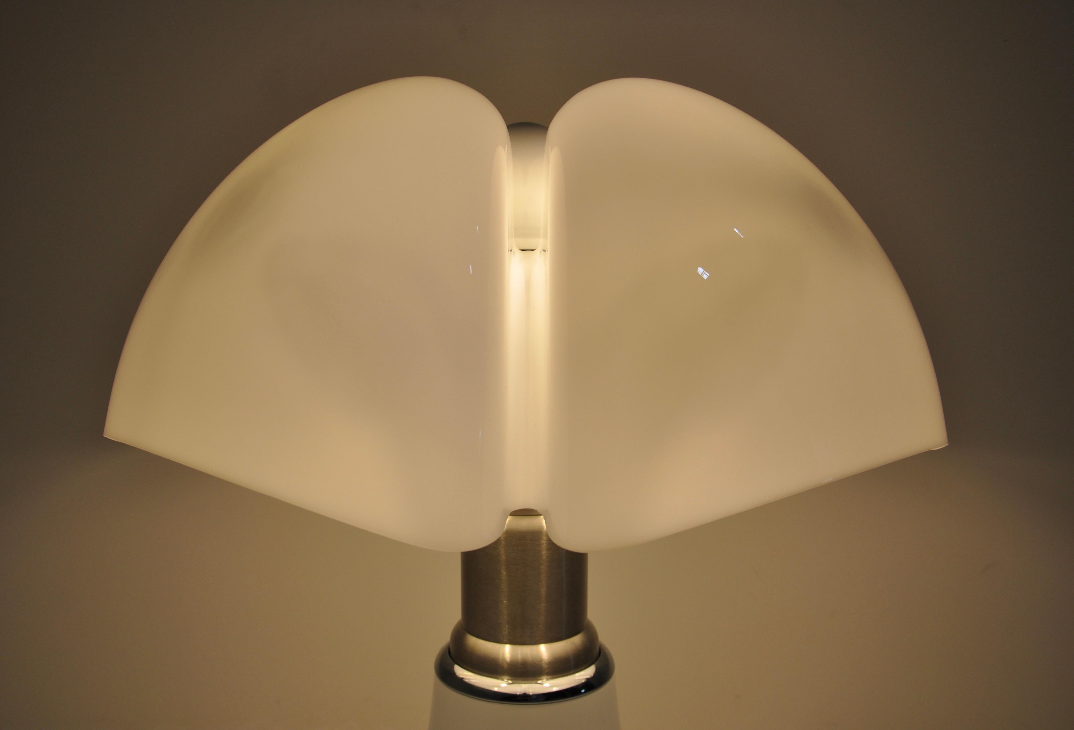 White Pipistrello Table Lamp by Gae Aulenti for Martinelli Luce For Sale 5