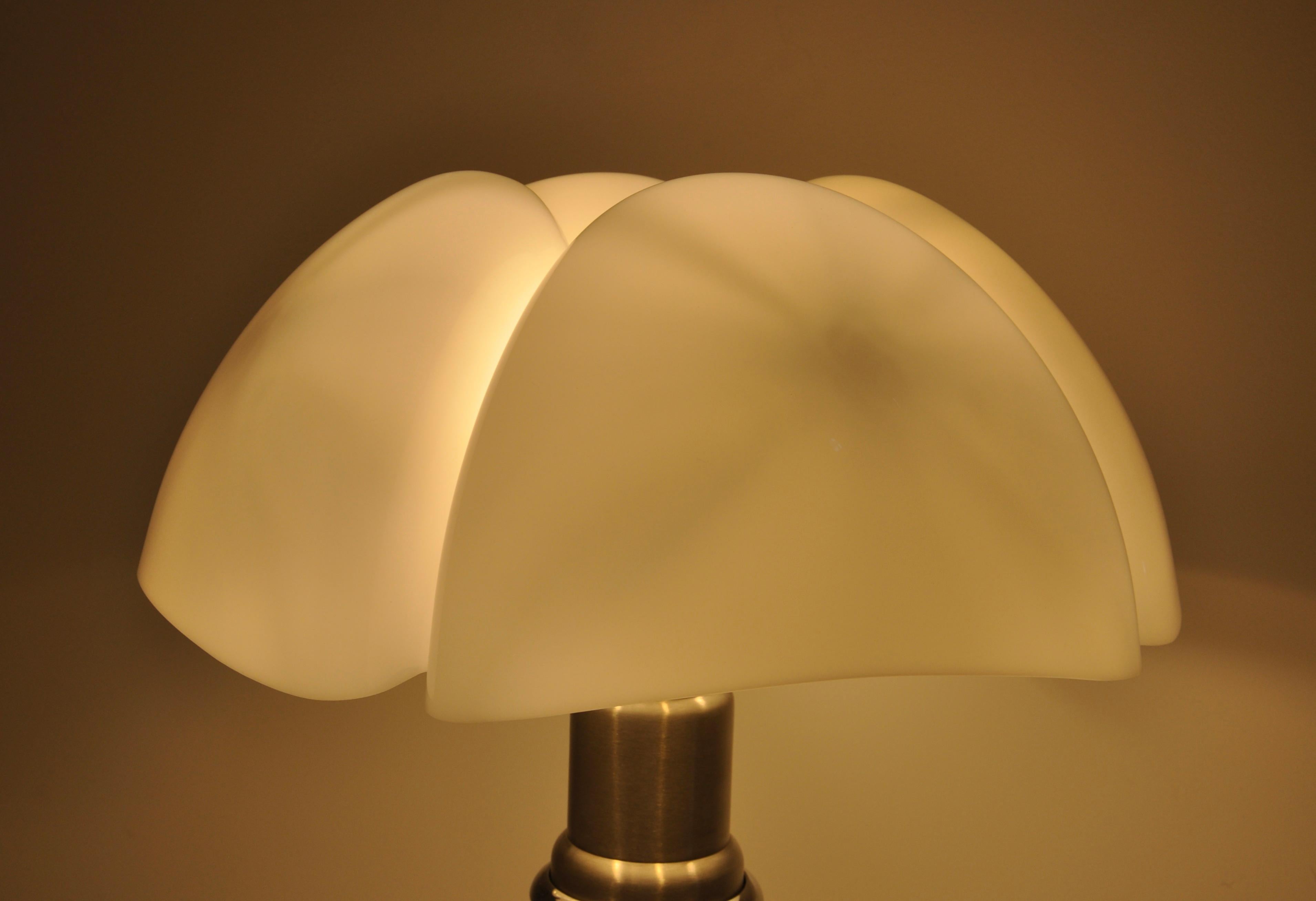 White Pipistrello Table Lamp by Gae Aulenti for Martinelli Luce 5