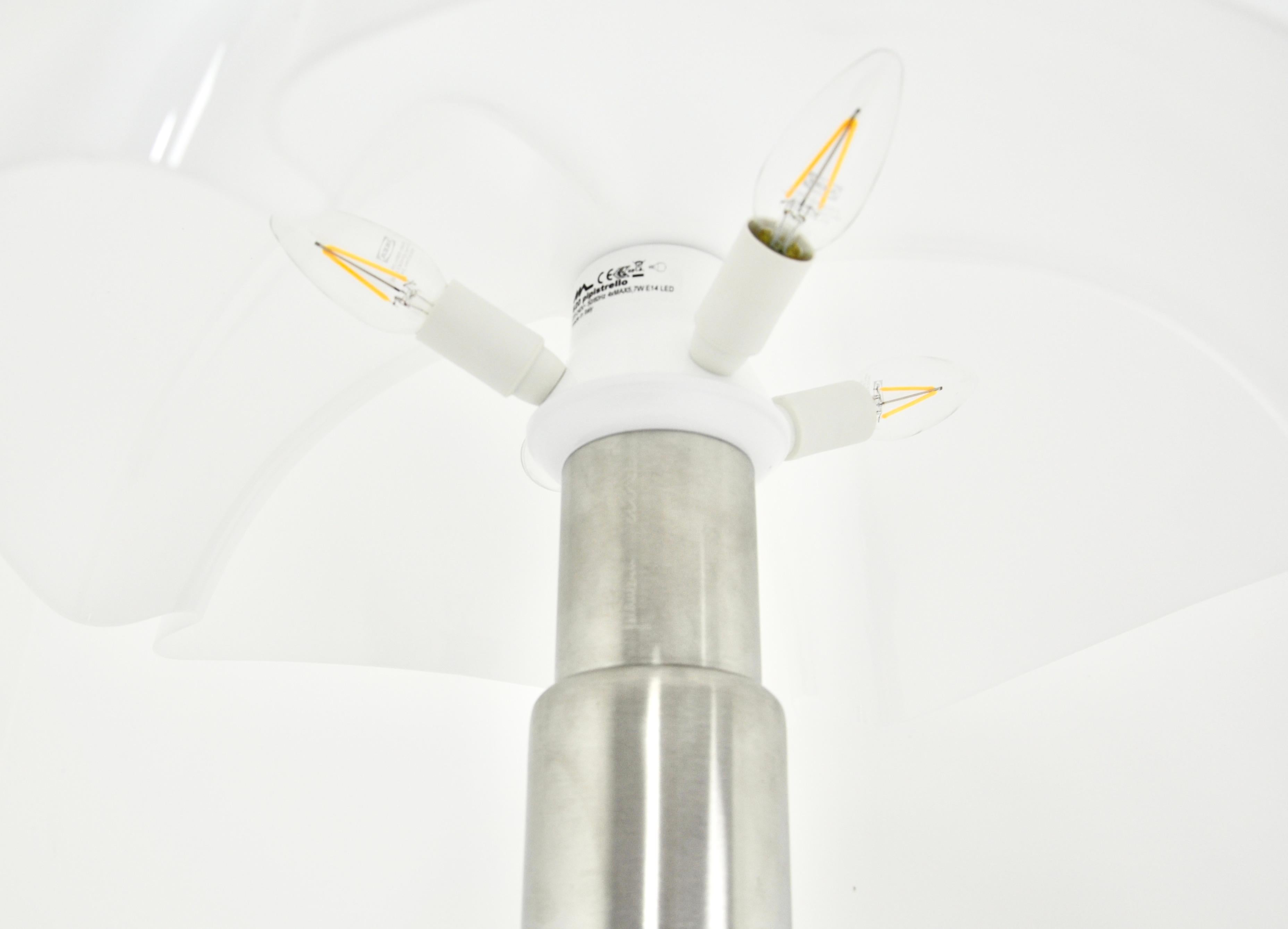 White Pipistrello Table Lamp by Gae Aulenti for Martinelli Luce For Sale 6