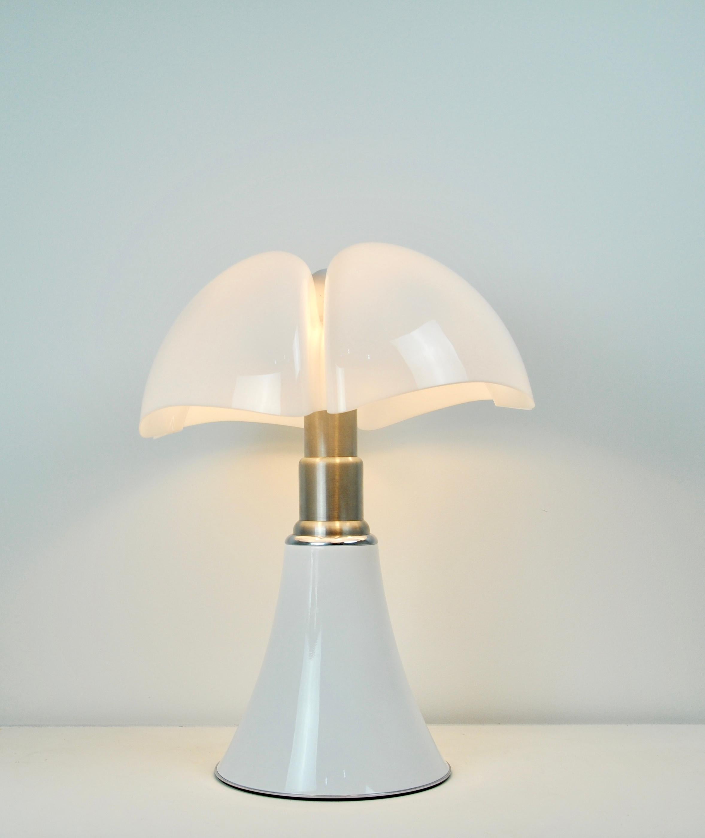 Pipistrello lamp by Gae Aulenti, stamped under the lamp (see photo) light wear due to the time and the age of the object. Lamp adjustable in height. Maximum height 87cm Minimun 70cm.