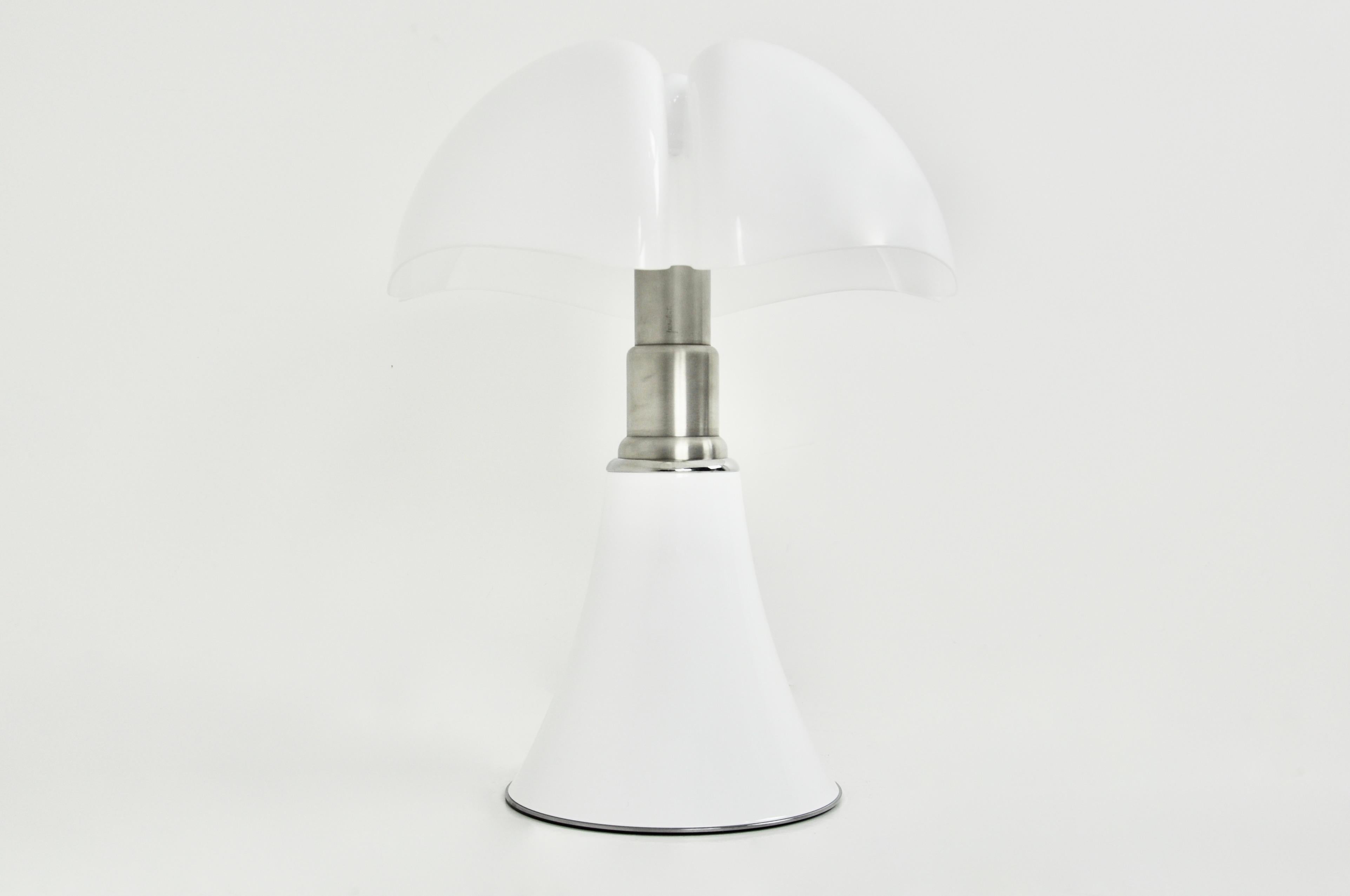 Mid-Century Modern White Pipistrello Table Lamp by Gae Aulenti for Martinelli Luce