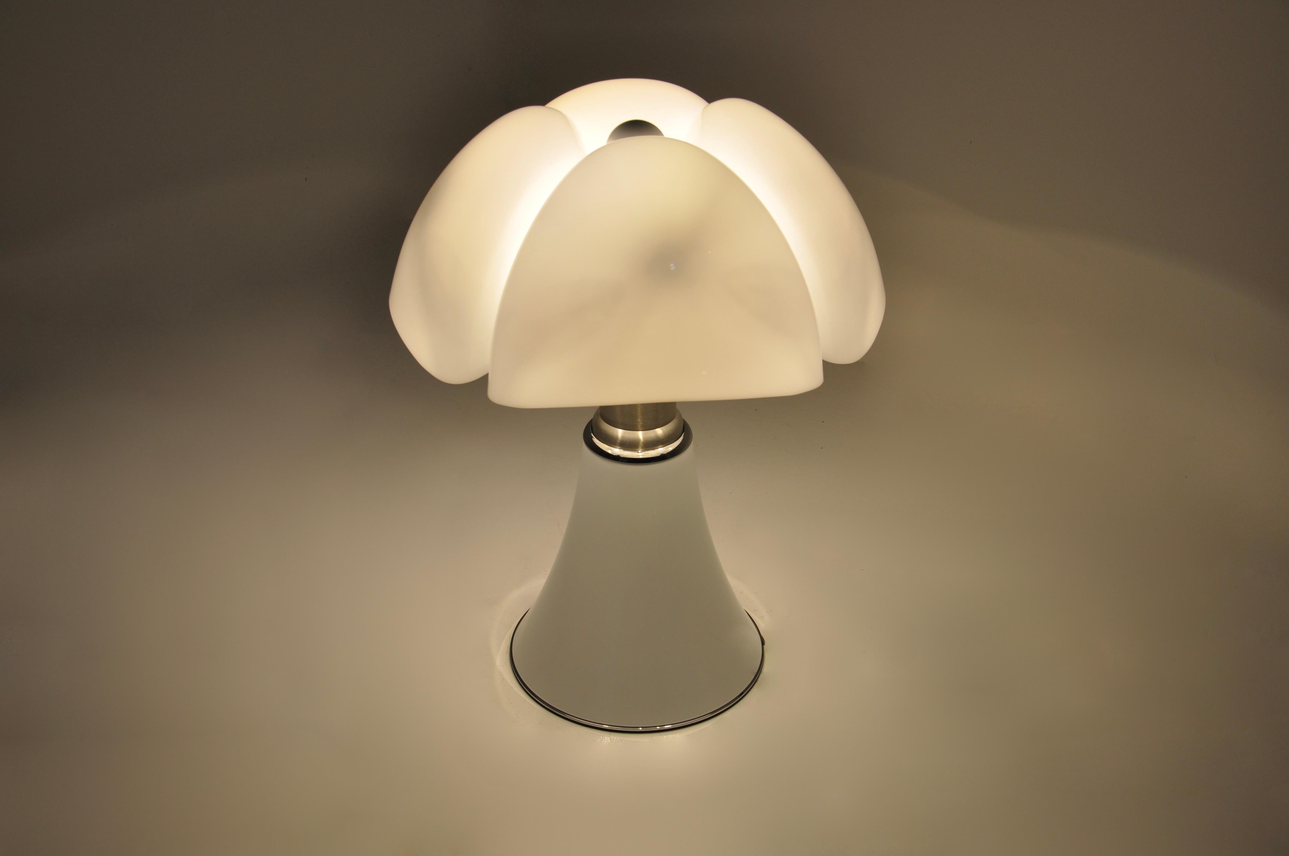 Mid-Century Modern White Pipistrello Table Lamp by Gae Aulenti for Martinelli Luce