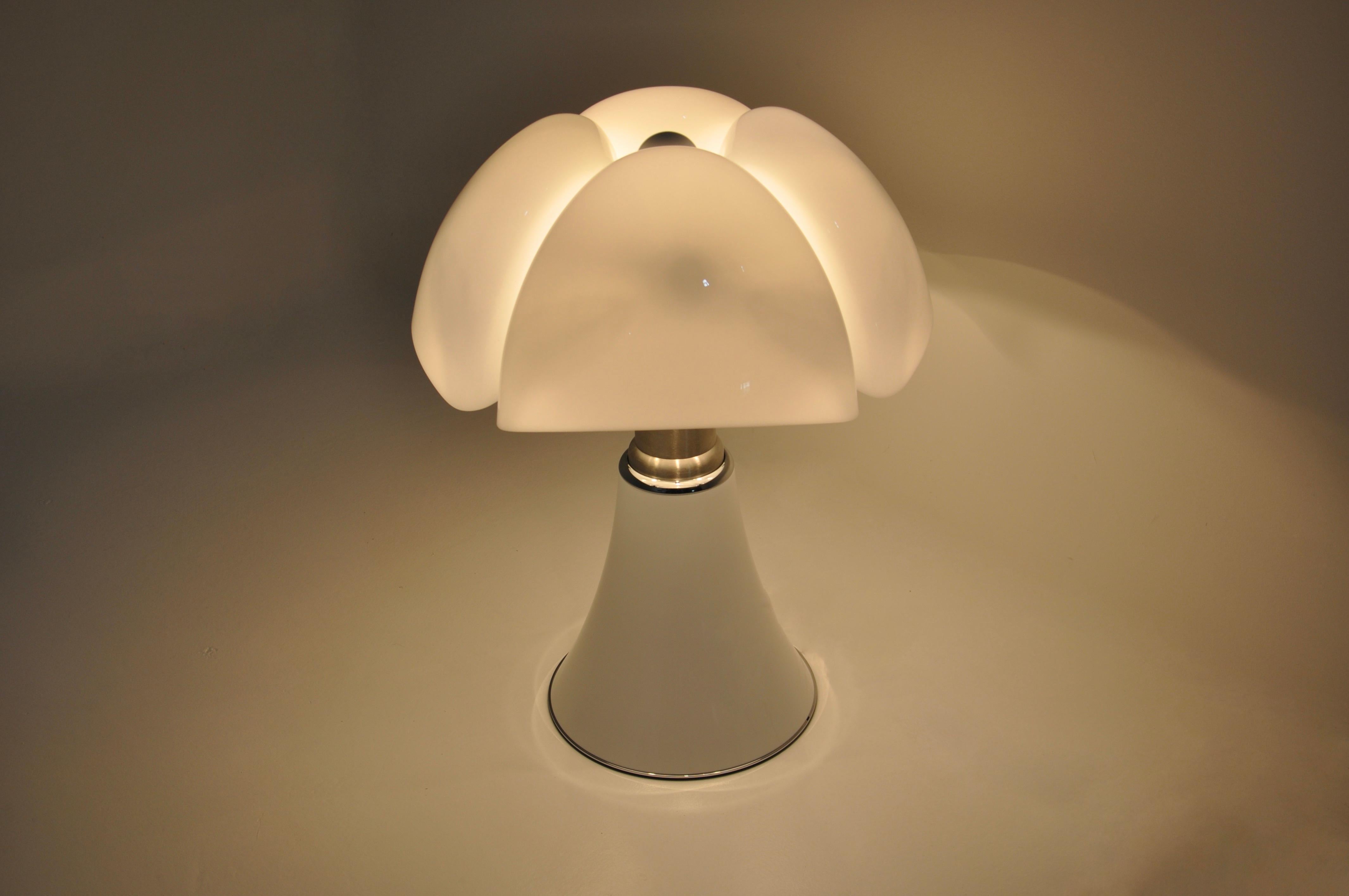 Mid-Century Modern White Pipistrello Table Lamp by Gae Aulenti for Martinelli Luce For Sale