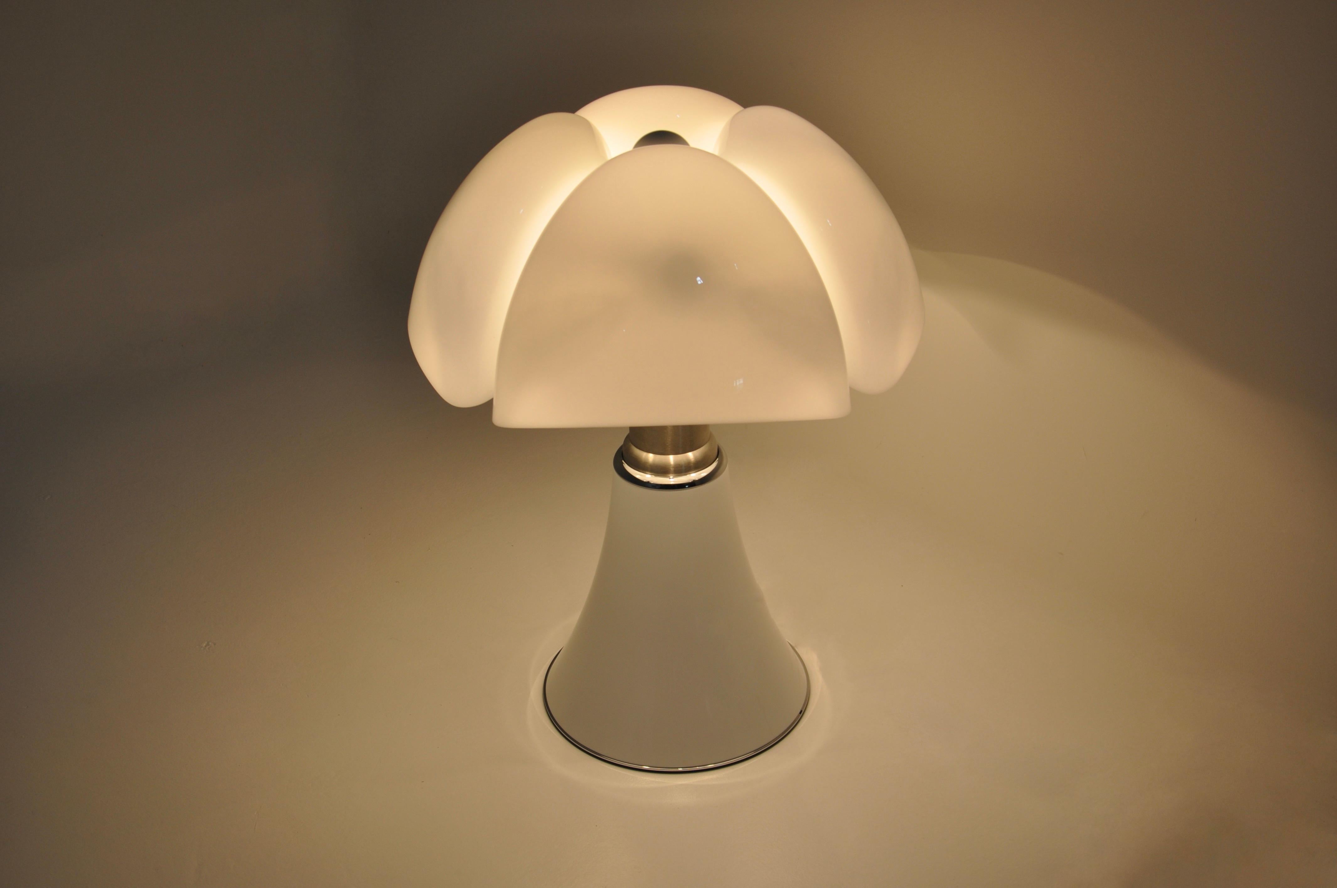 Mid-Century Modern White Pipistrello Table Lamp by Gae Aulenti for Martinelli Luce