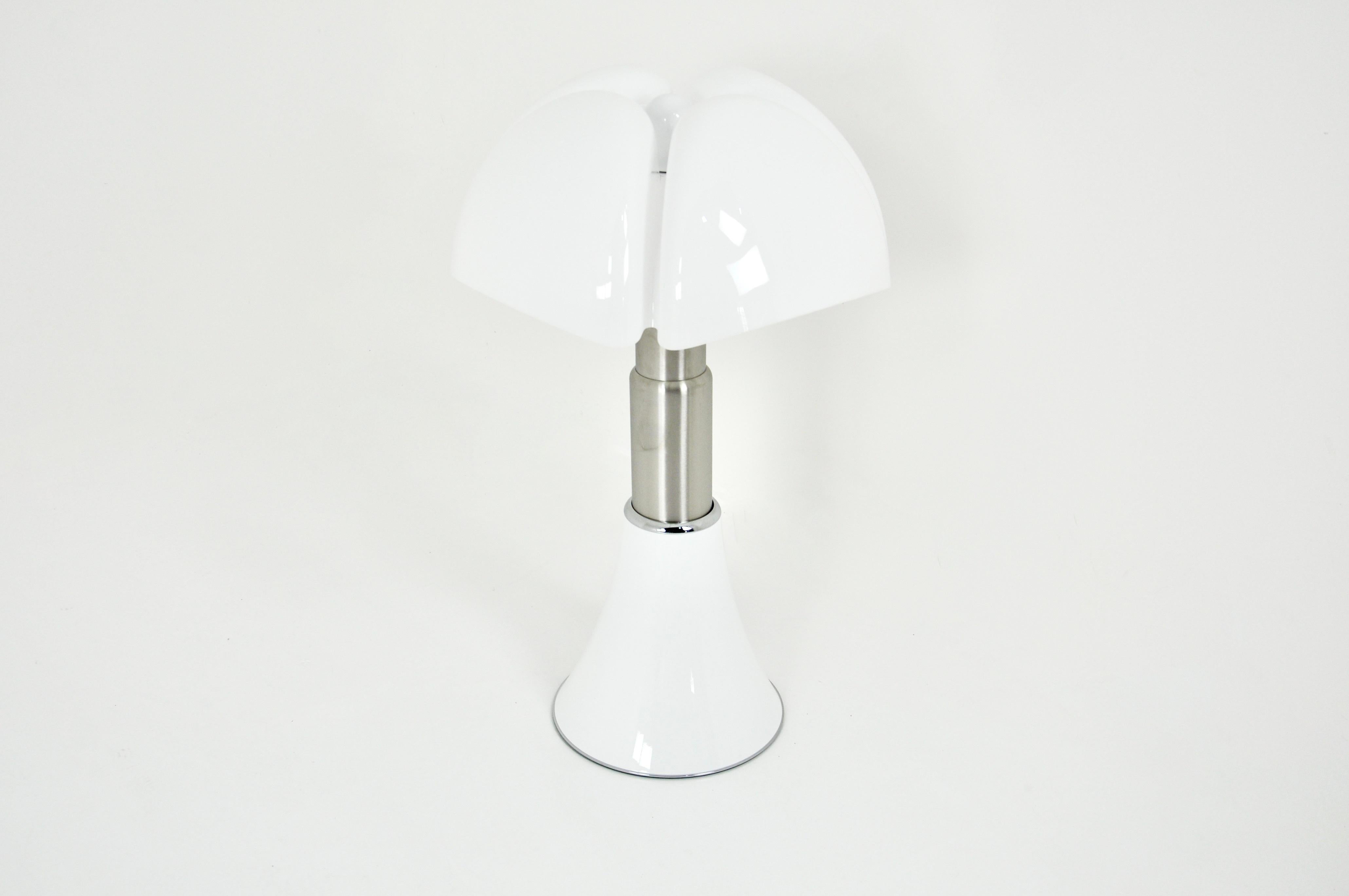 Italian White Pipistrello Table Lamp by Gae Aulenti for Martinelli Luce For Sale