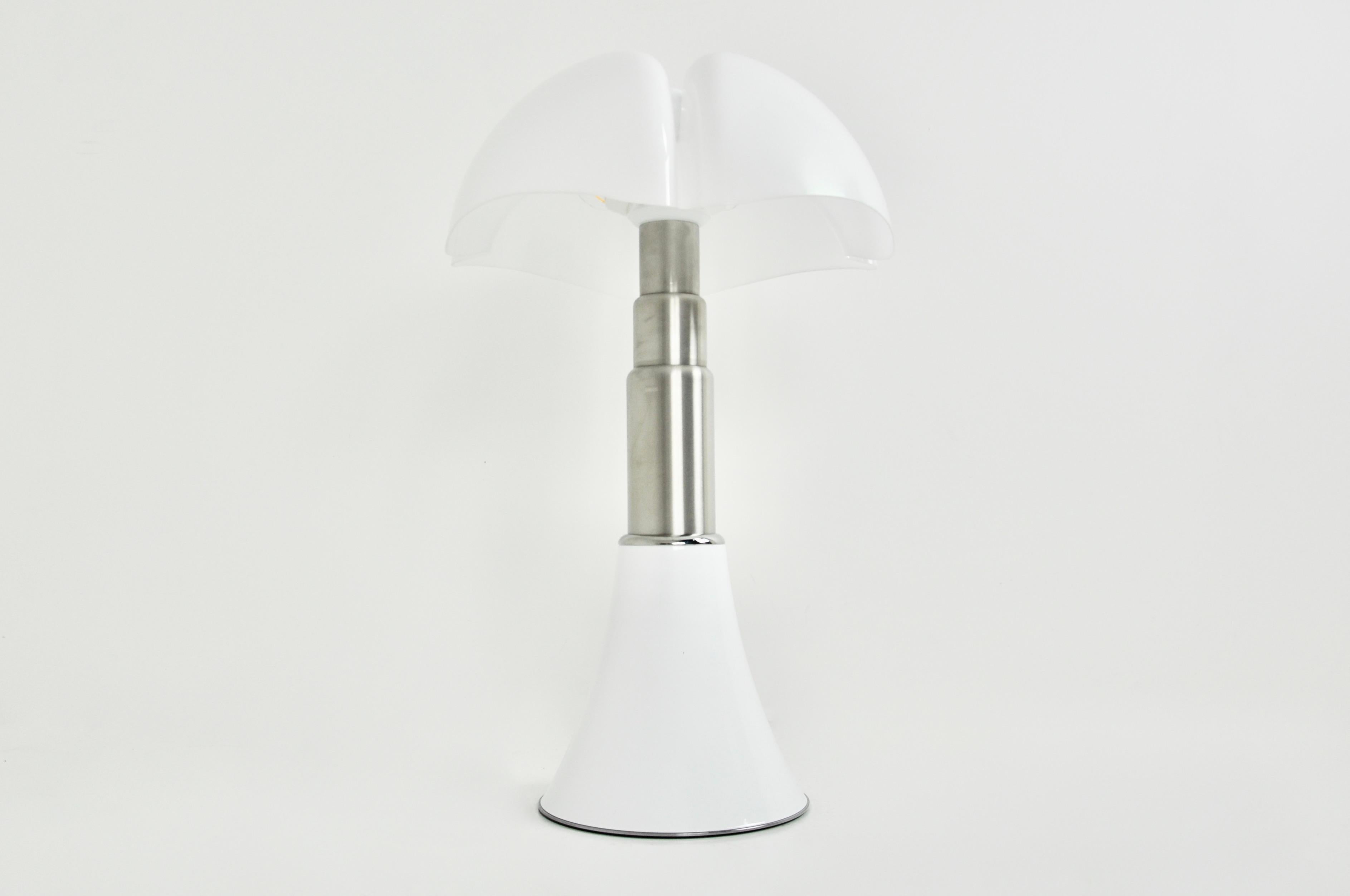White Pipistrello Table Lamp by Gae Aulenti for Martinelli Luce In Good Condition In Lasne, BE