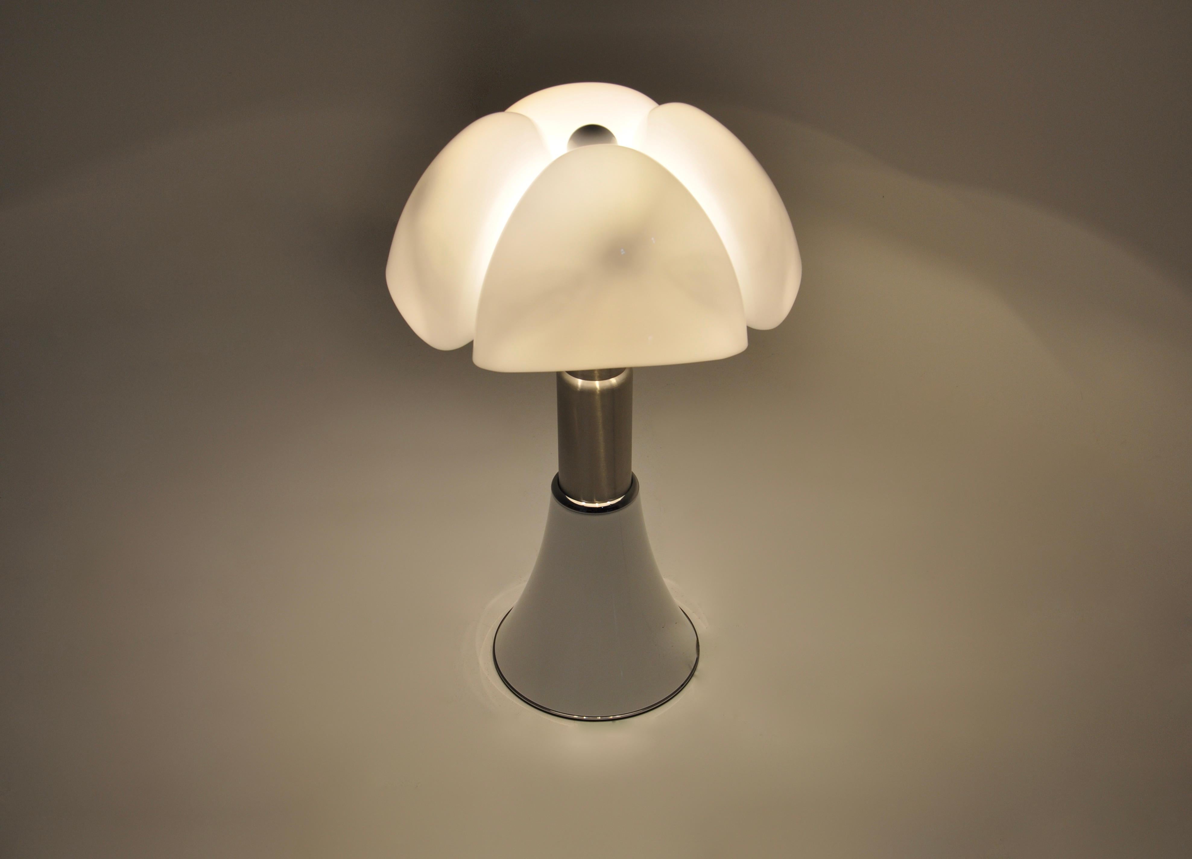 White Pipistrello Table Lamp by Gae Aulenti for Martinelli Luce In Good Condition In Lasne, BE
