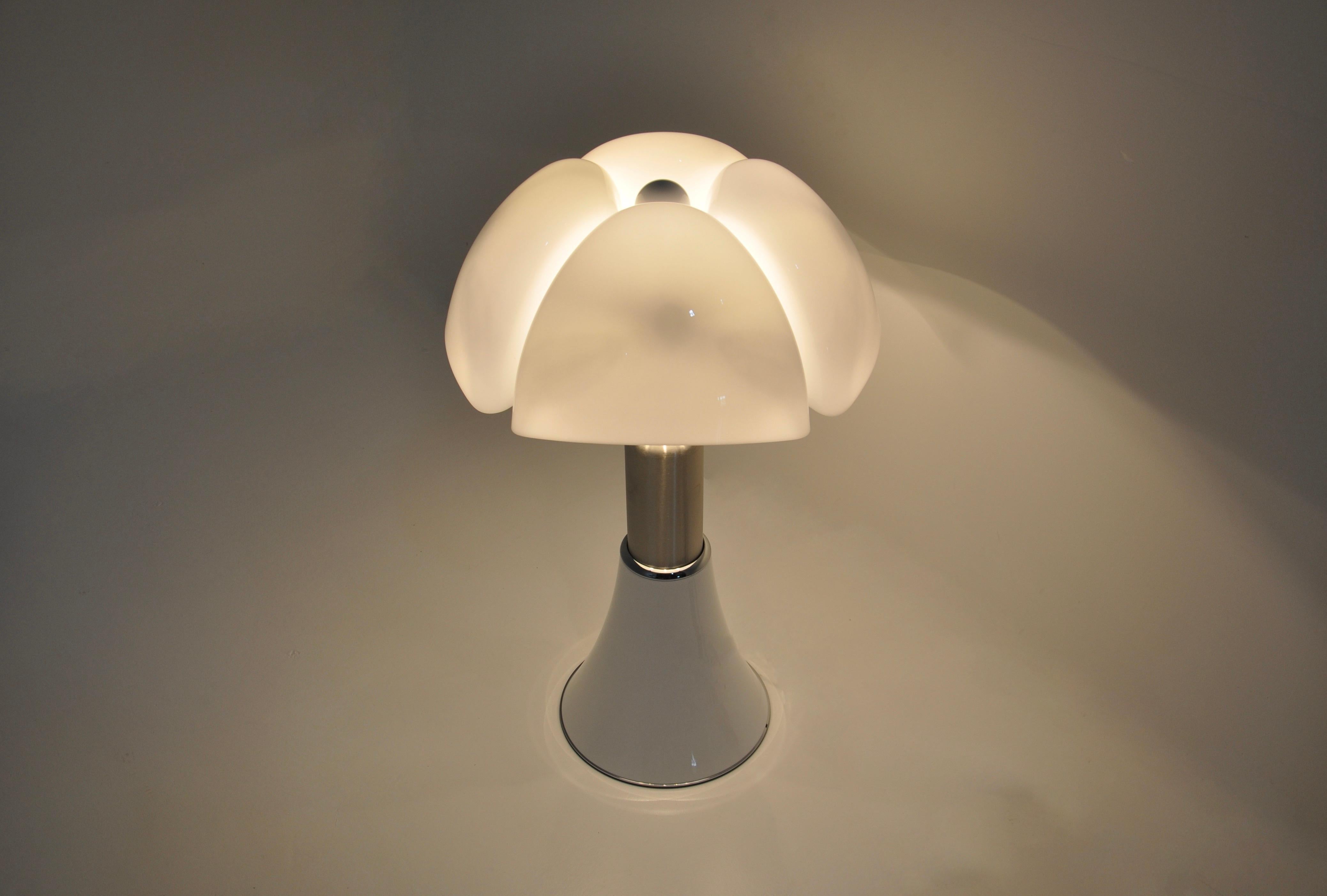 White Pipistrello Table Lamp by Gae Aulenti for Martinelli Luce In Good Condition In bruxelles, BE