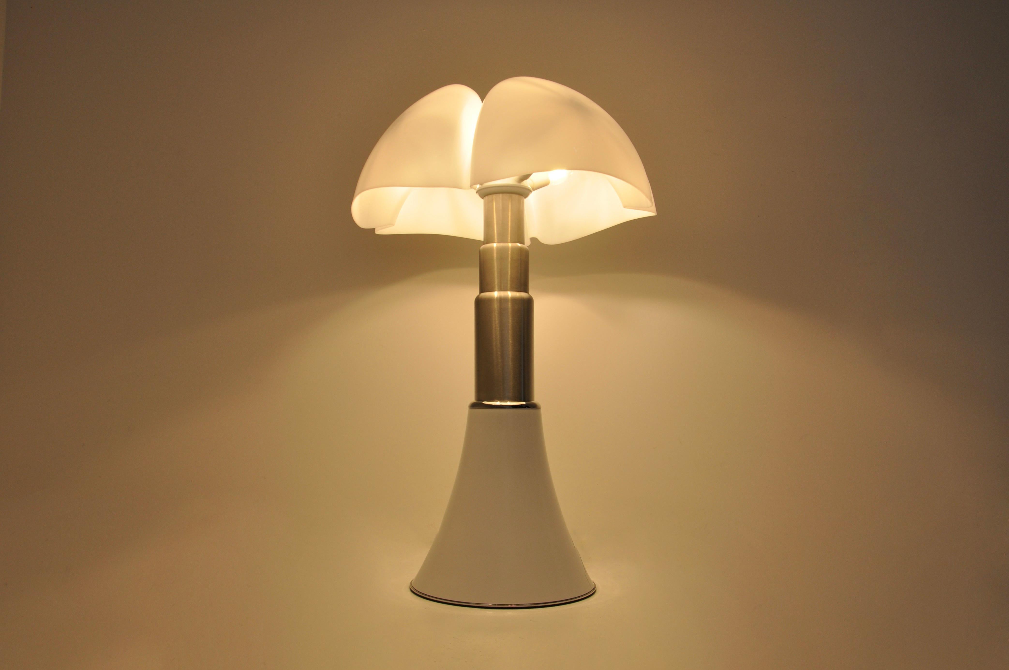 White Pipistrello Table Lamp by Gae Aulenti for Martinelli Luce In Good Condition In bruxelles, BE