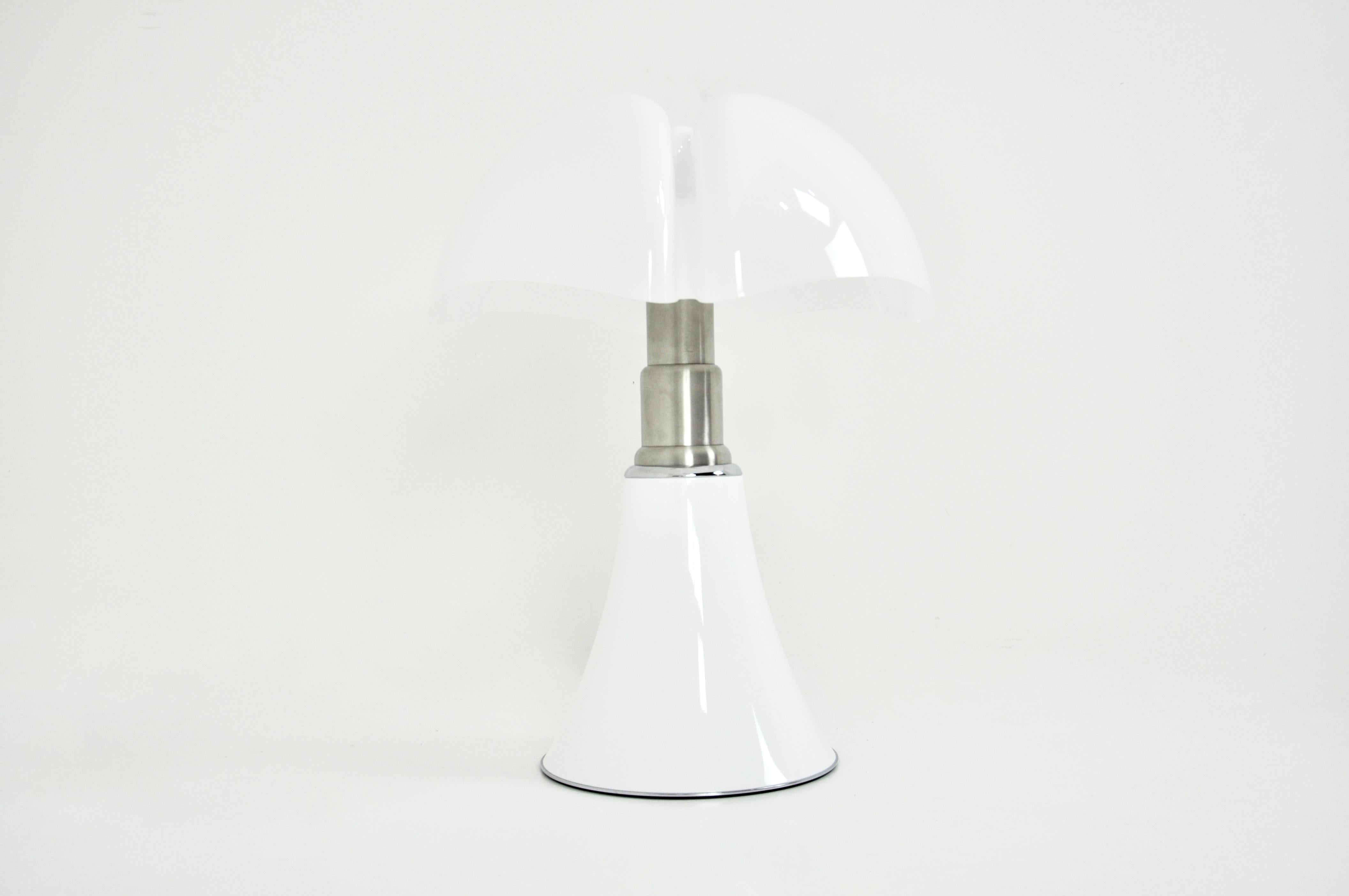 Late 20th Century White Pipistrello Table Lamp by Gae Aulenti for Martinelli Luce For Sale
