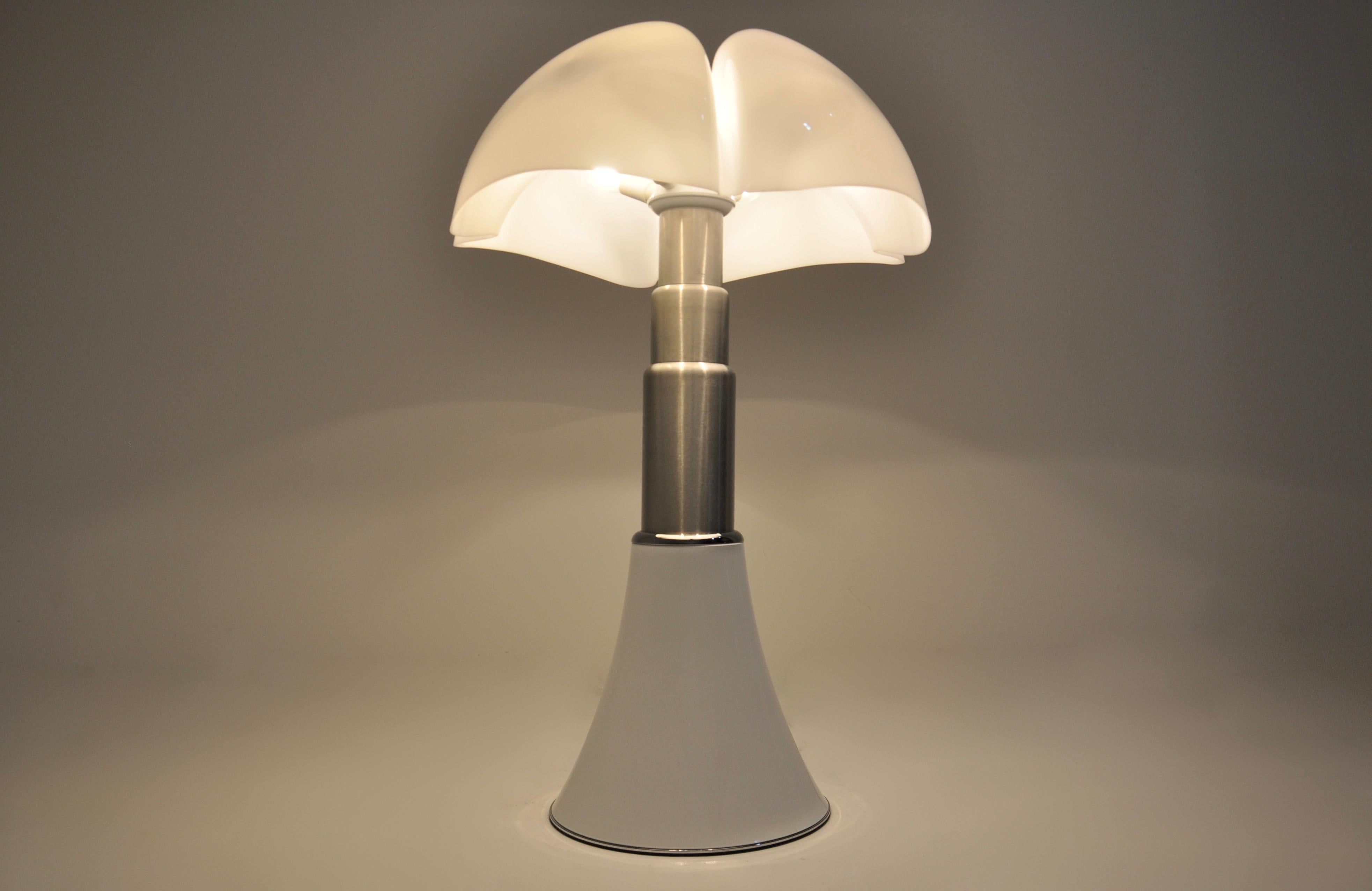 Metal White Pipistrello Table Lamp by Gae Aulenti for Martinelli Luce