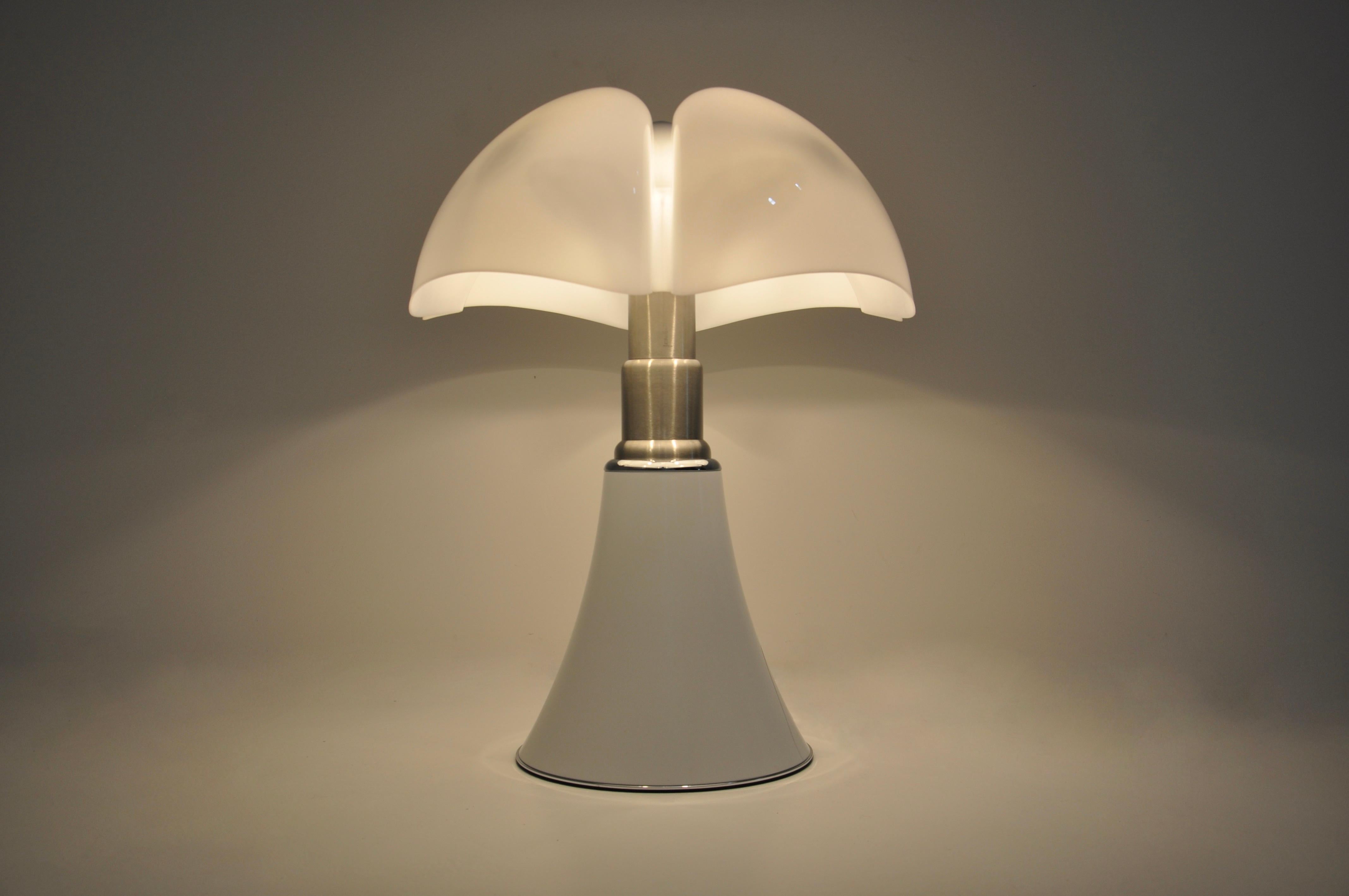 Metal White Pipistrello Table Lamp by Gae Aulenti for Martinelli Luce For Sale