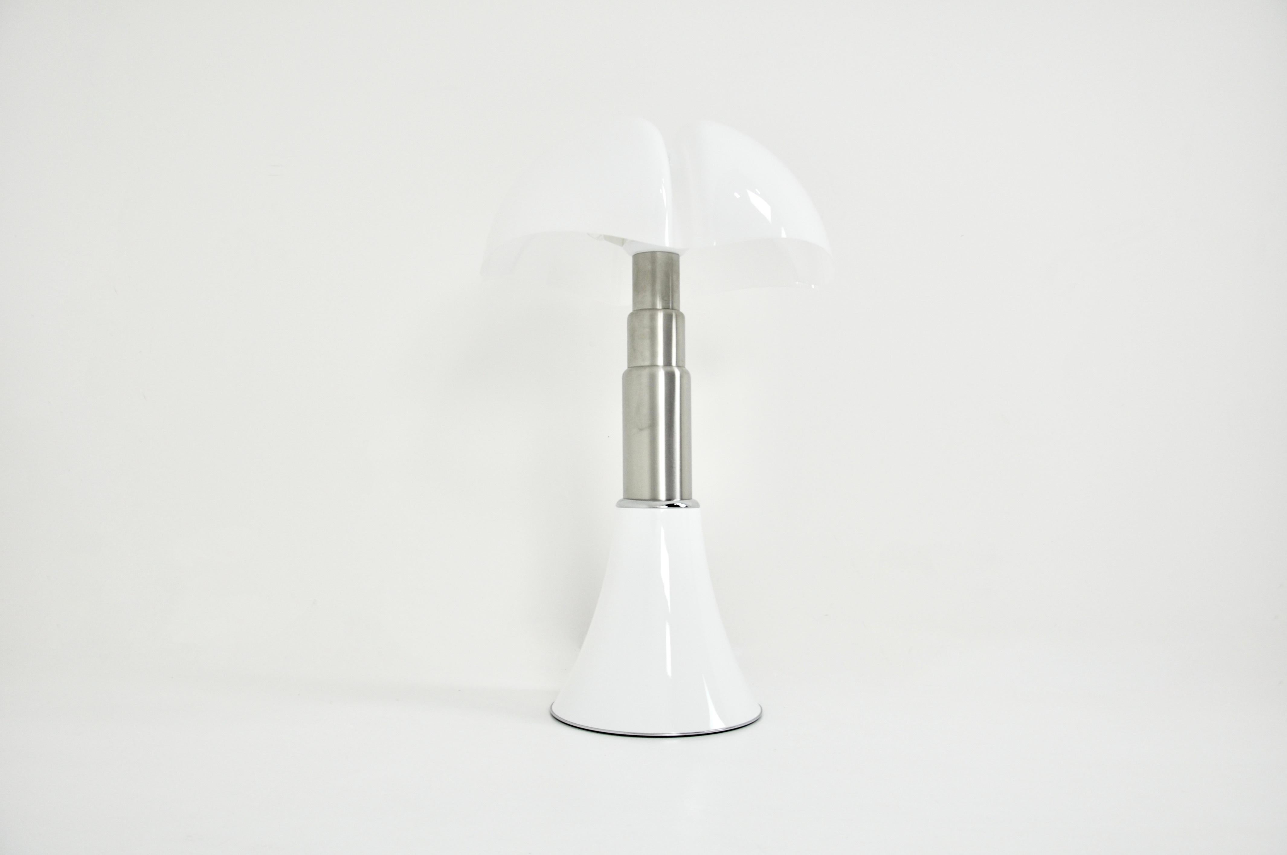White Pipistrello Table Lamp by Gae Aulenti for Martinelli Luce For Sale 1