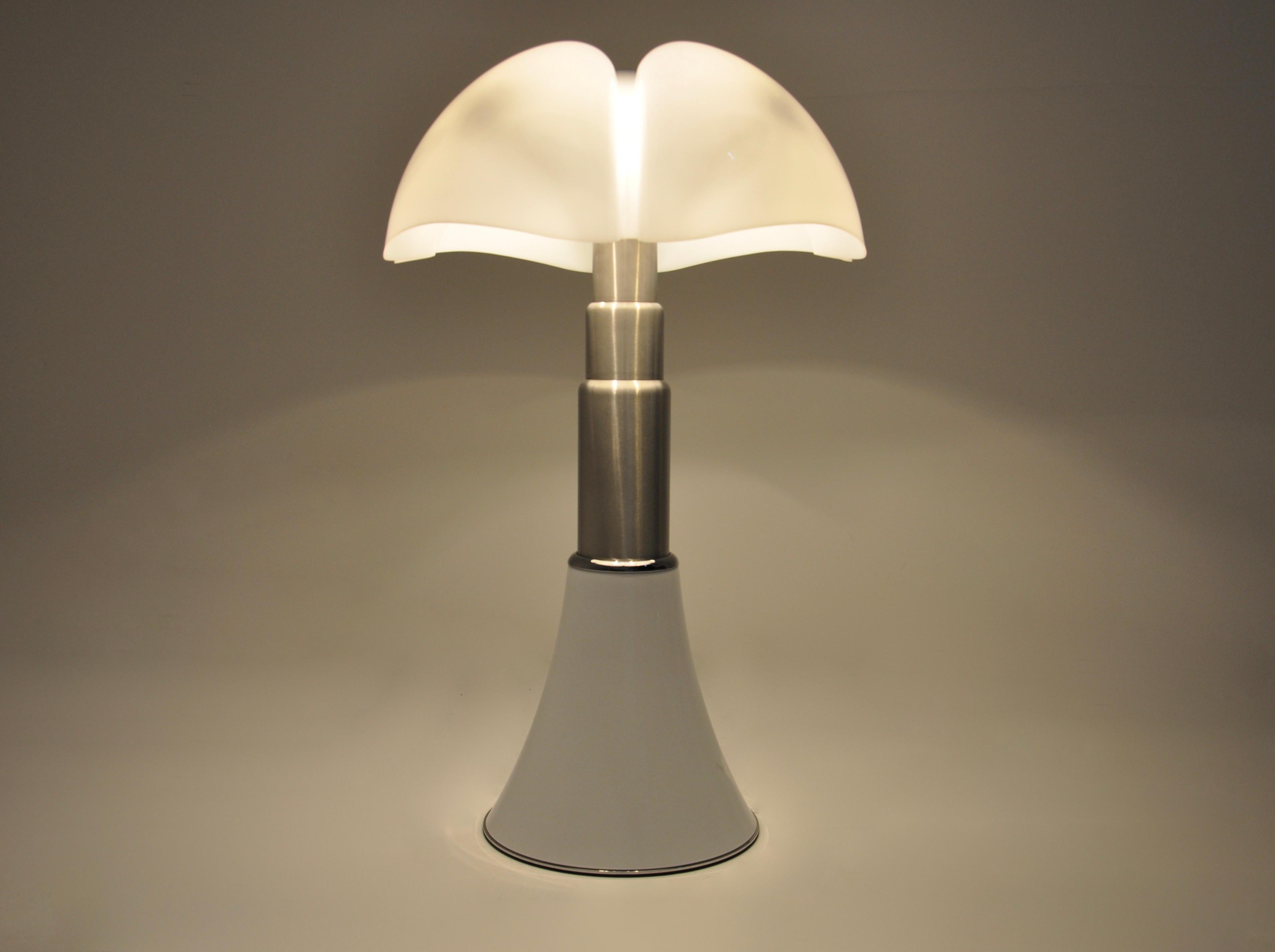White Pipistrello Table Lamp by Gae Aulenti for Martinelli Luce 2