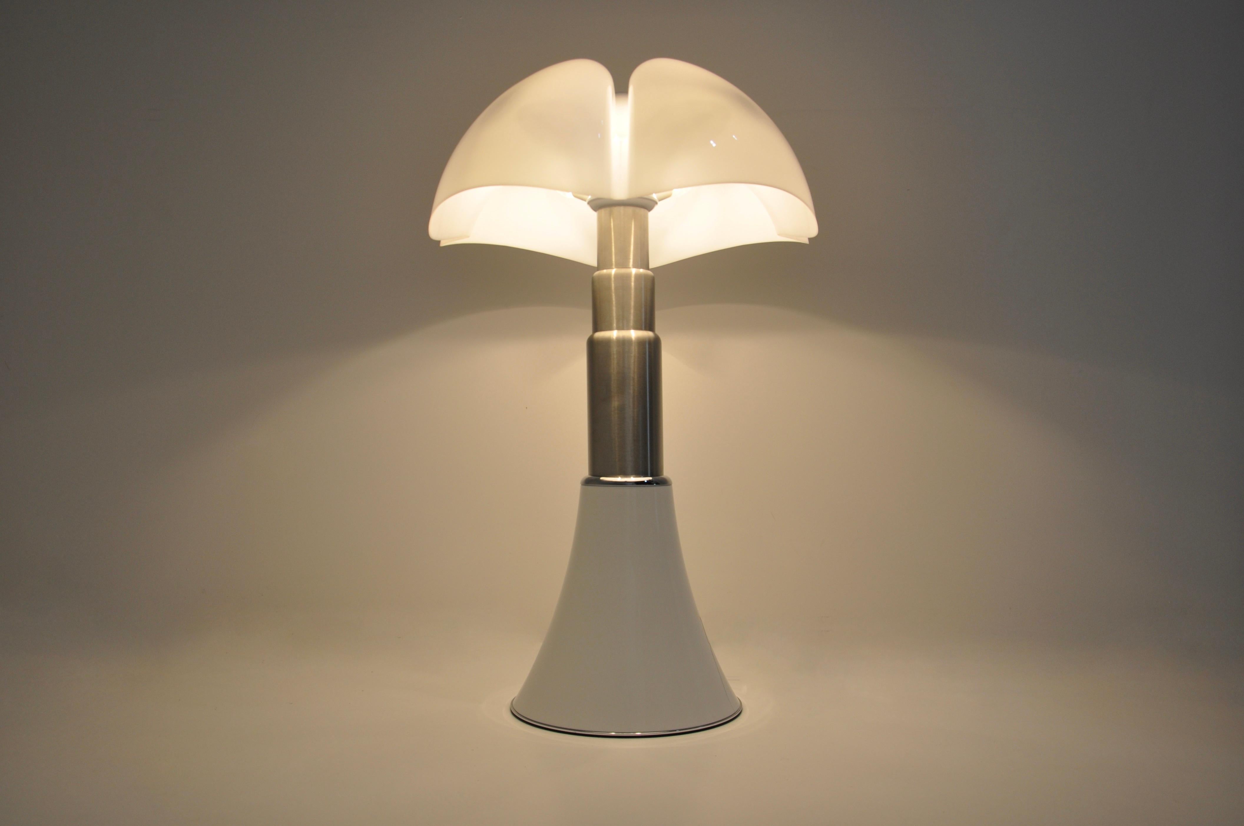 White Pipistrello Table Lamp by Gae Aulenti for Martinelli Luce For Sale 2