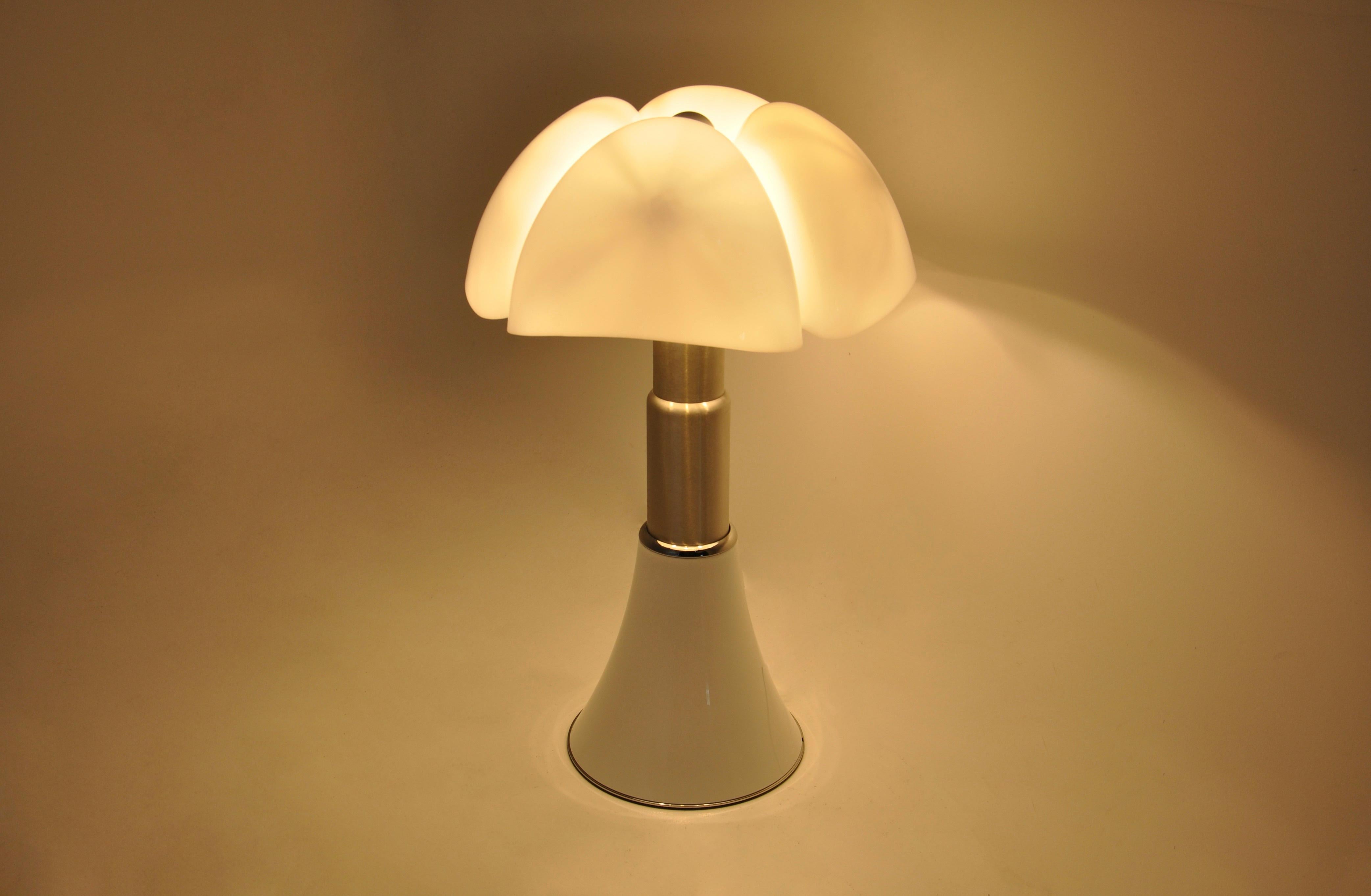 White Pipistrello Table Lamp by Gae Aulenti for Martinelli Luce 2