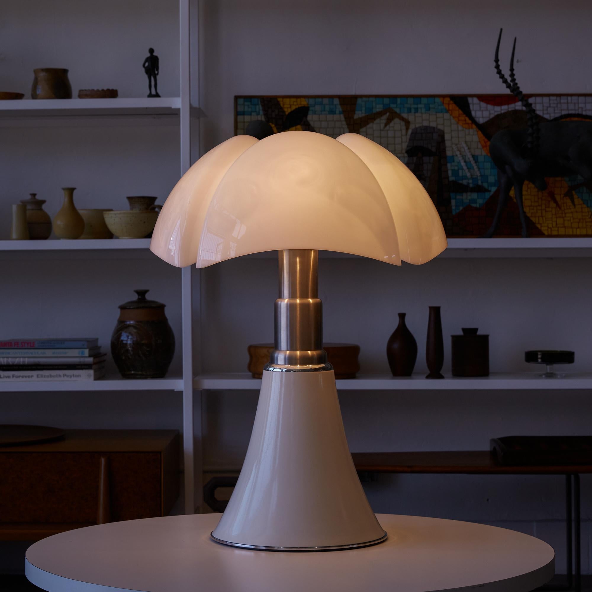 White Pipistrello Table Lamp by Gae Aulenti 3