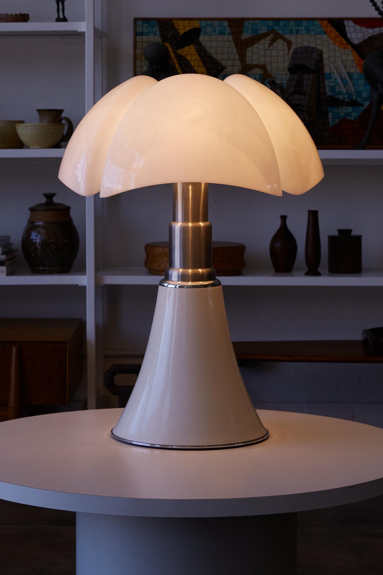 White Pipistrello Table Lamp by Gae Aulenti 4