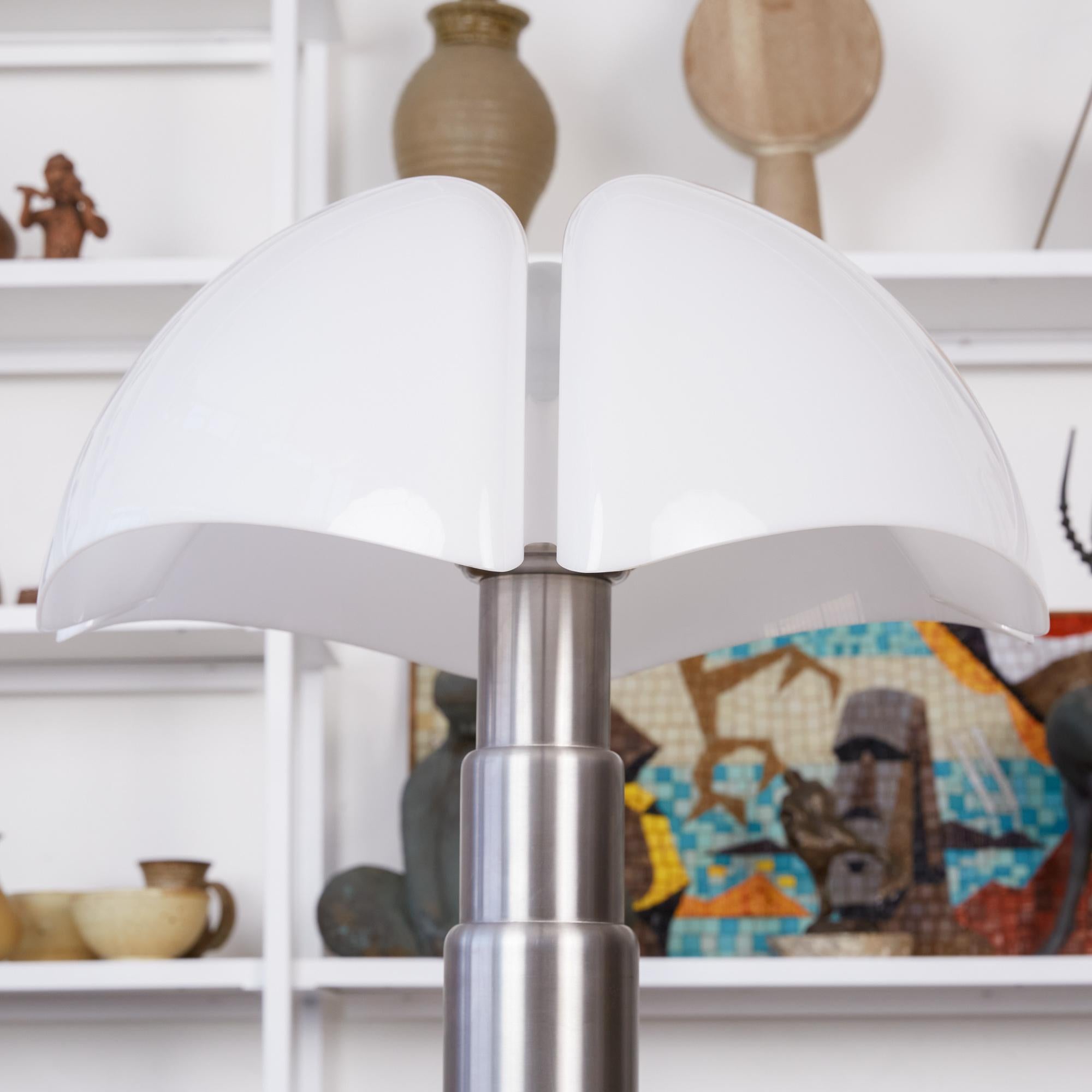White Pipistrello Table Lamp by Gae Aulenti 2