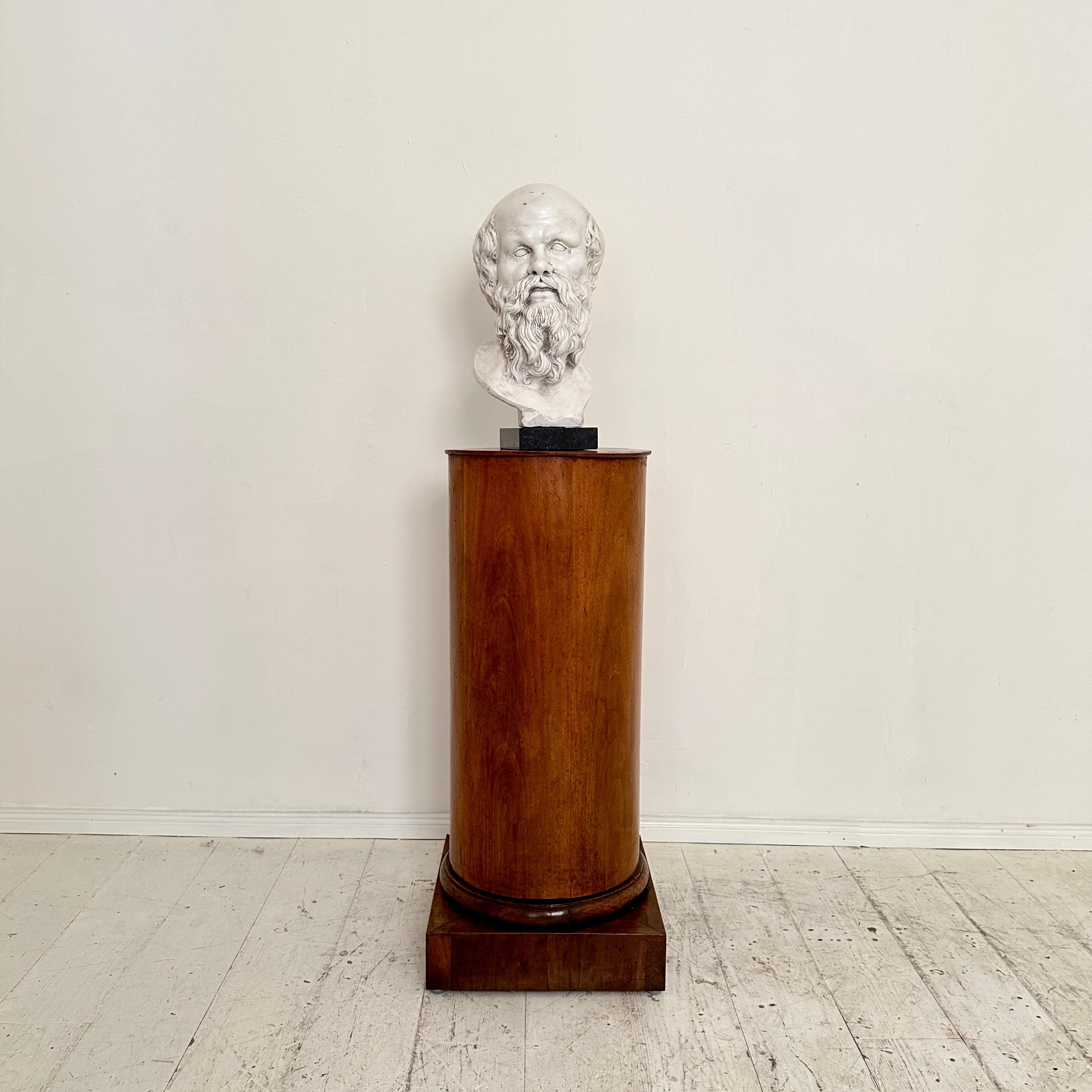 White Plaster Bust of Socrates on a Black Marble Base, around 1940 In Good Condition For Sale In Berlin, DE