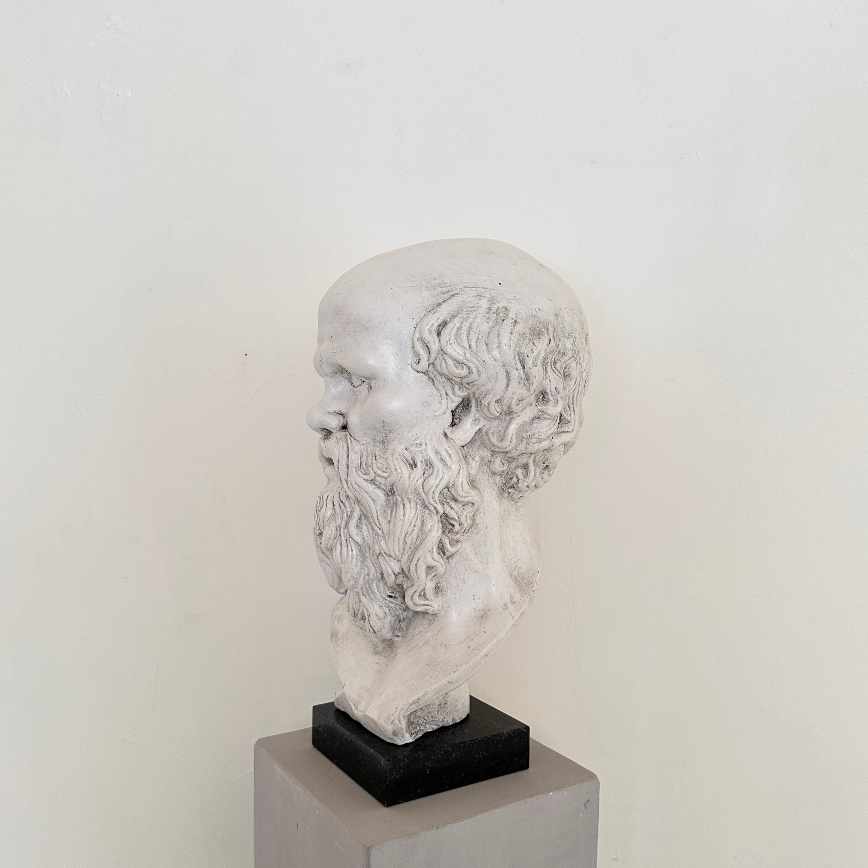 Metà XX secolo Busto di Socrate in gesso bianco su base di marmo nero, 1940 circa in vendita