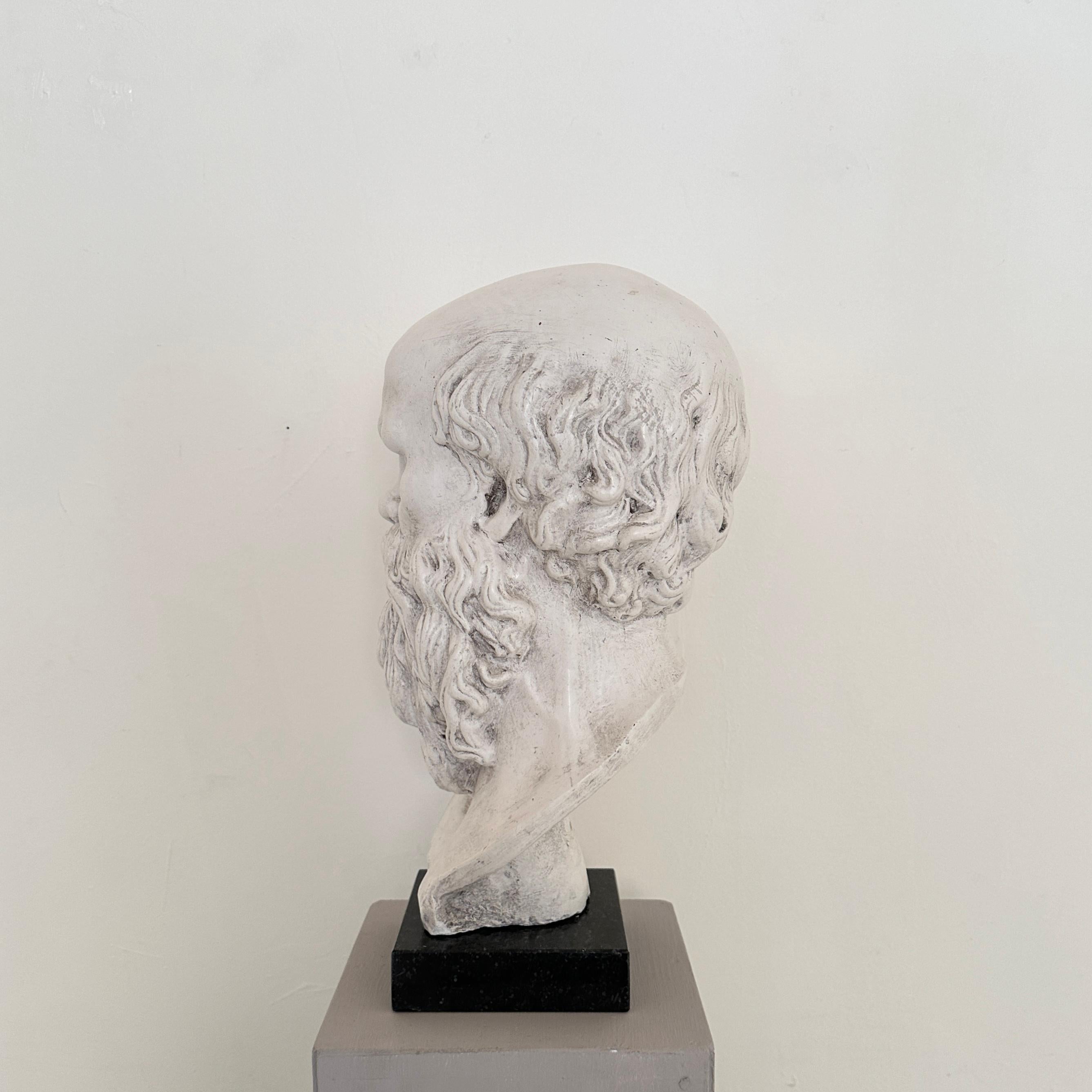 Marmo Busto di Socrate in gesso bianco su base di marmo nero, 1940 circa in vendita
