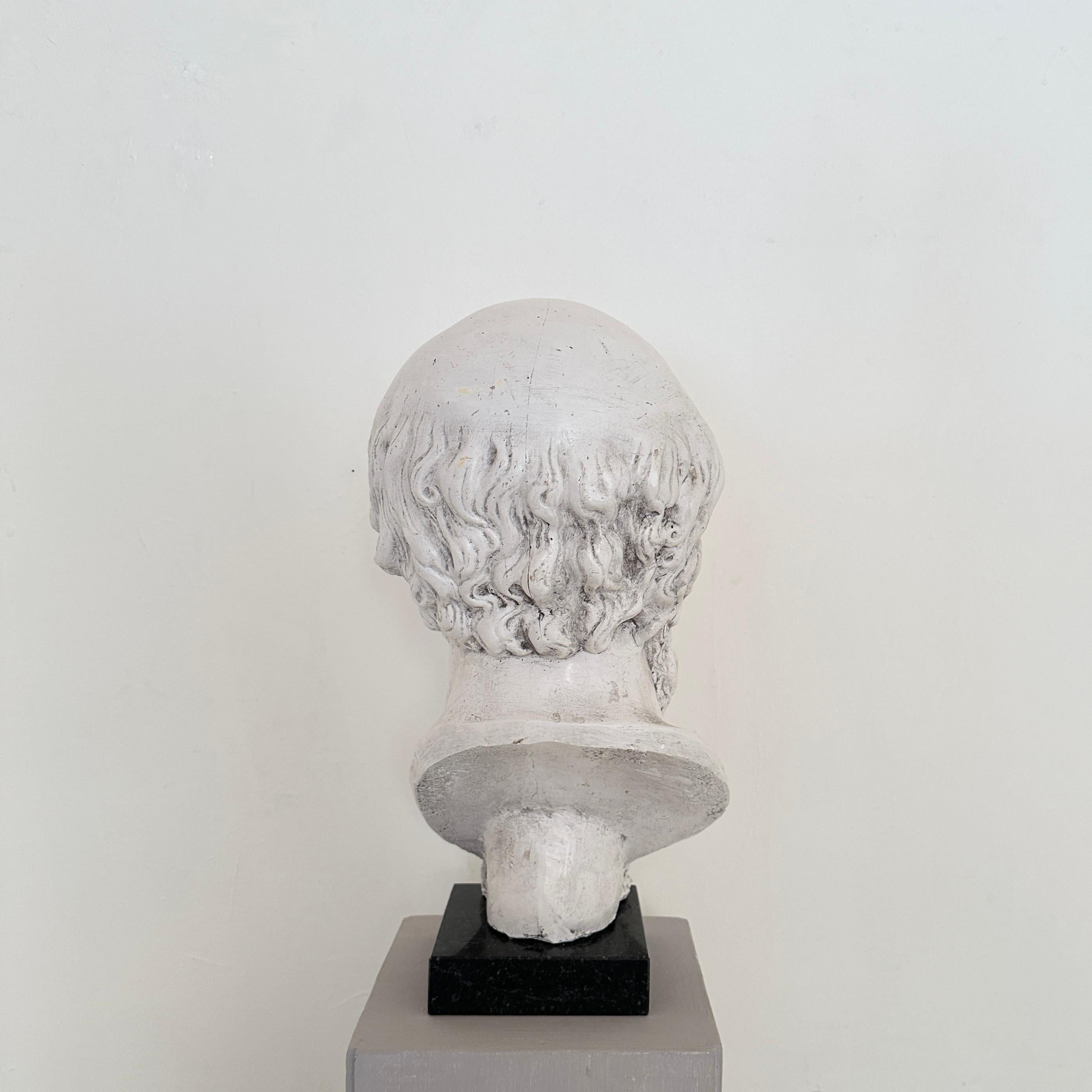 Busto di Socrate in gesso bianco su base di marmo nero, 1940 circa in vendita 1
