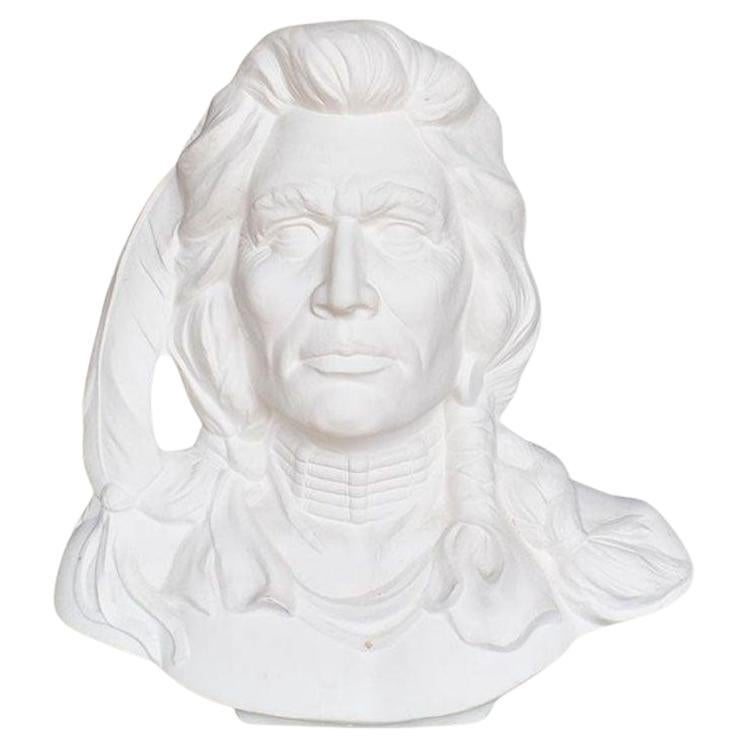 Sculpture de buste amérindienne en plâtre blanc coulé d'un guerrier indien