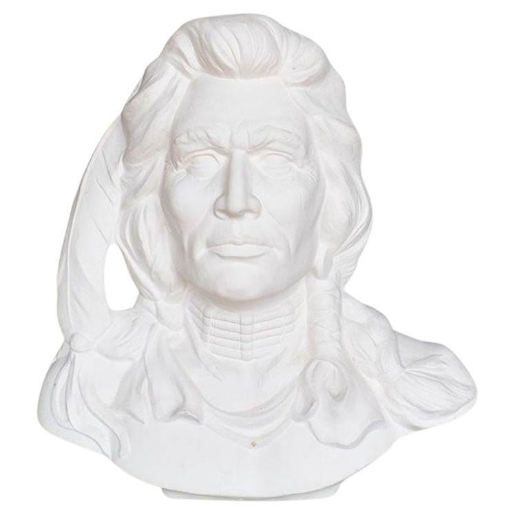 Escultura de busto nativo americano de un jefe guerrero indio fundido en yeso blanco