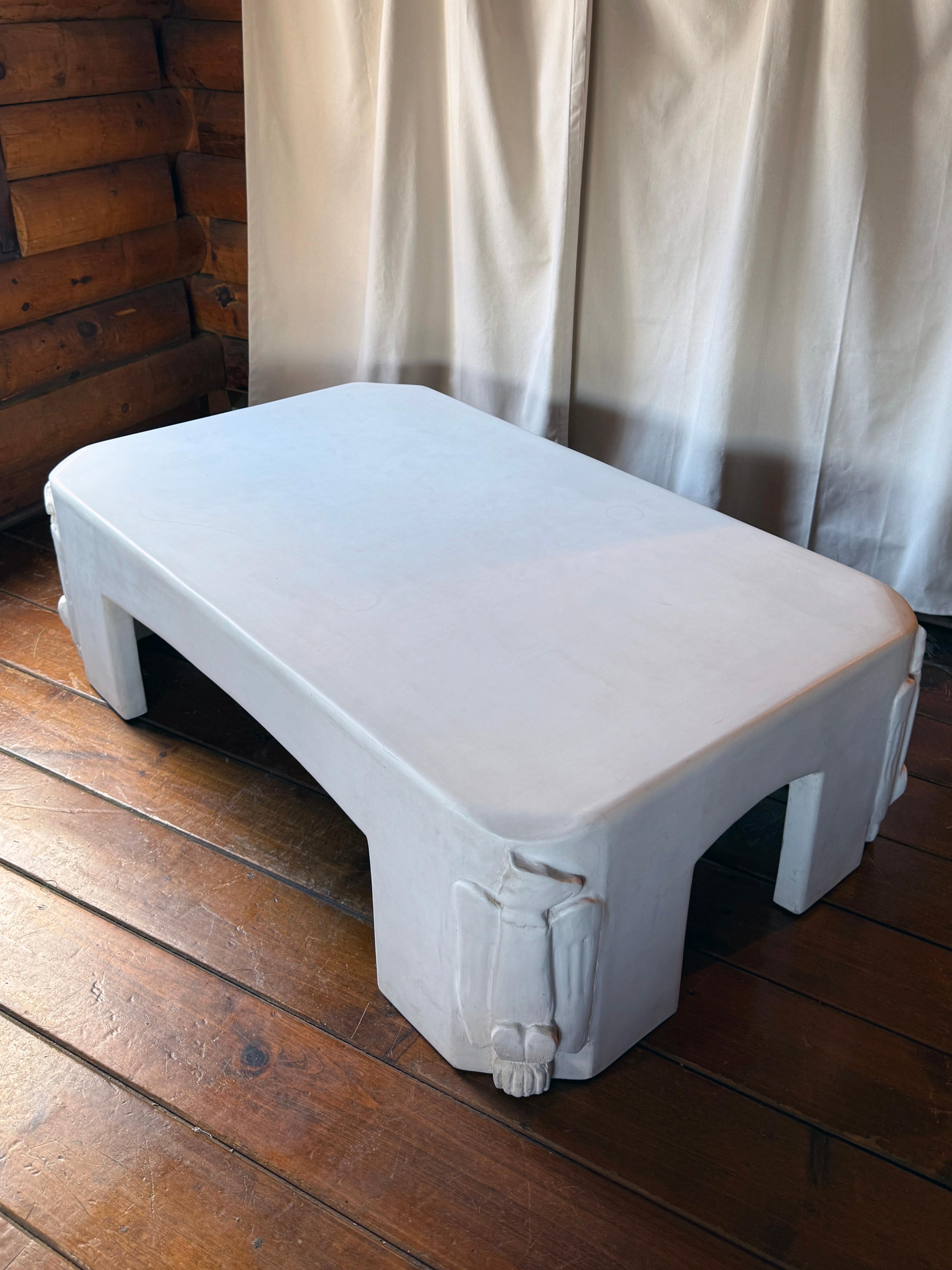Moderne Table basse en plâtre blanc avec détails déco en vente