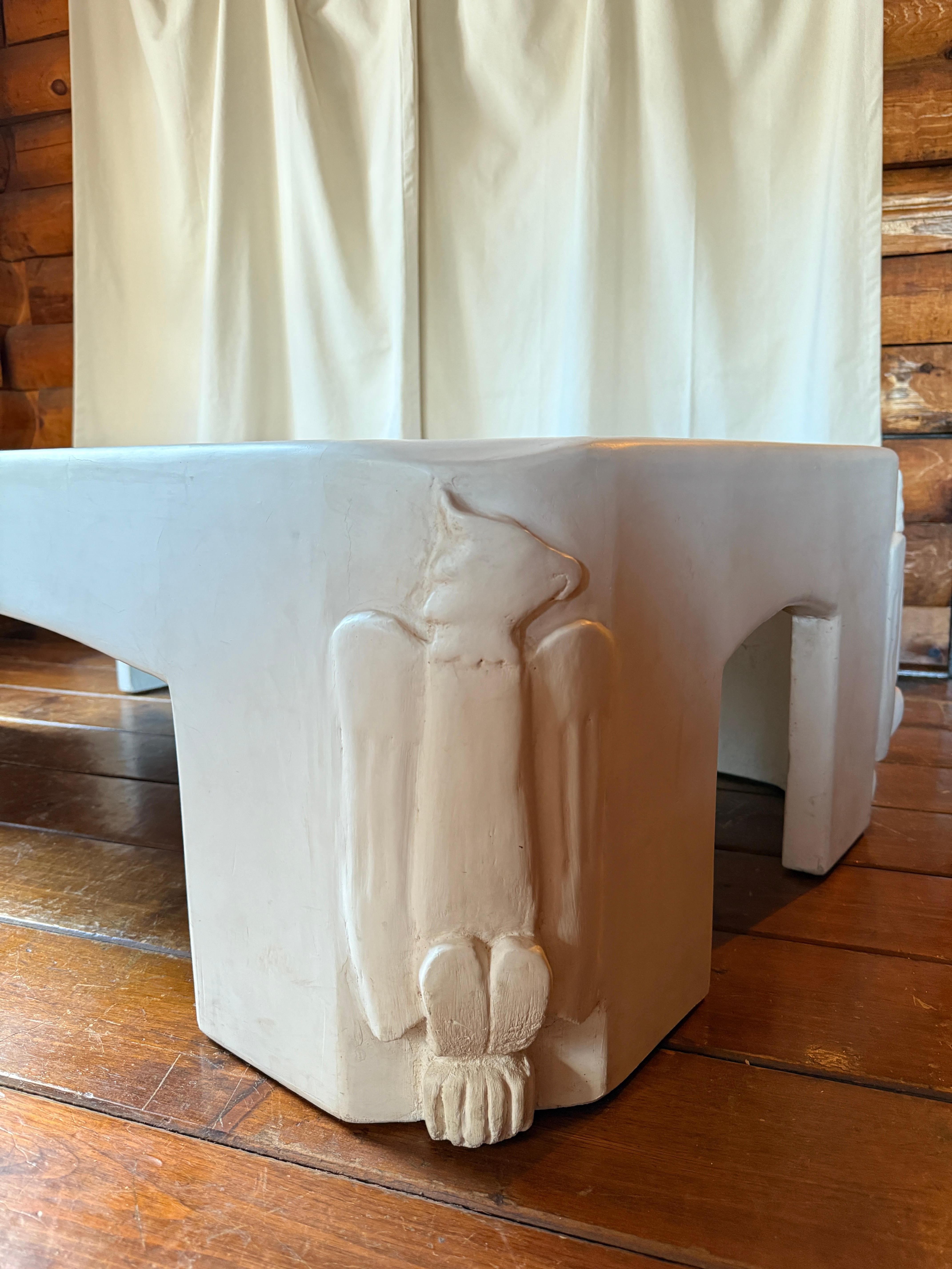 Américain Table basse en plâtre blanc avec détails déco en vente