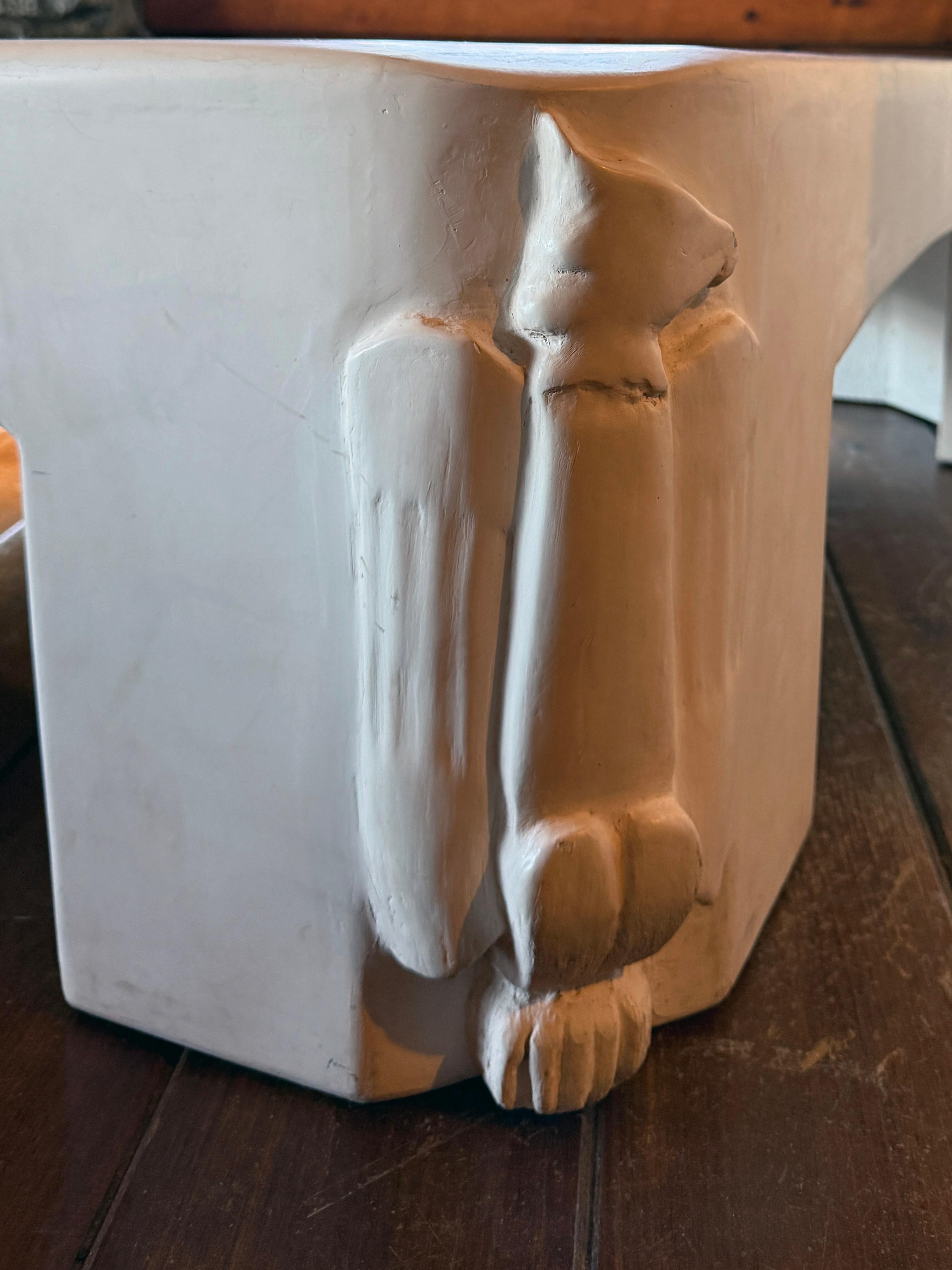 Table basse en plâtre blanc avec détails déco Excellent état - En vente à Bronx, NY